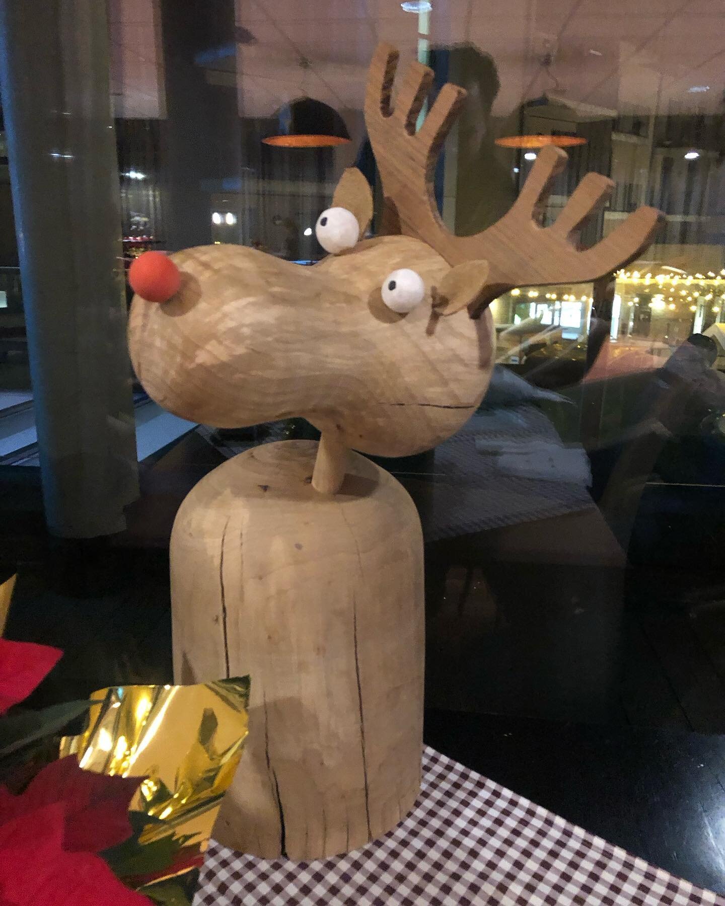 Dit vrolijke rendier gedraaid uit perelaar. Stevig stuk  met z&rsquo;n 55 cm hoog. Gisteren afgewerkt, vandaag verkocht.  This 55 cm jolly reindeer, turned in pear wood. Finished yesterday, sold today. #woodcrafts #woodlovers #woodart #woodwork #wood