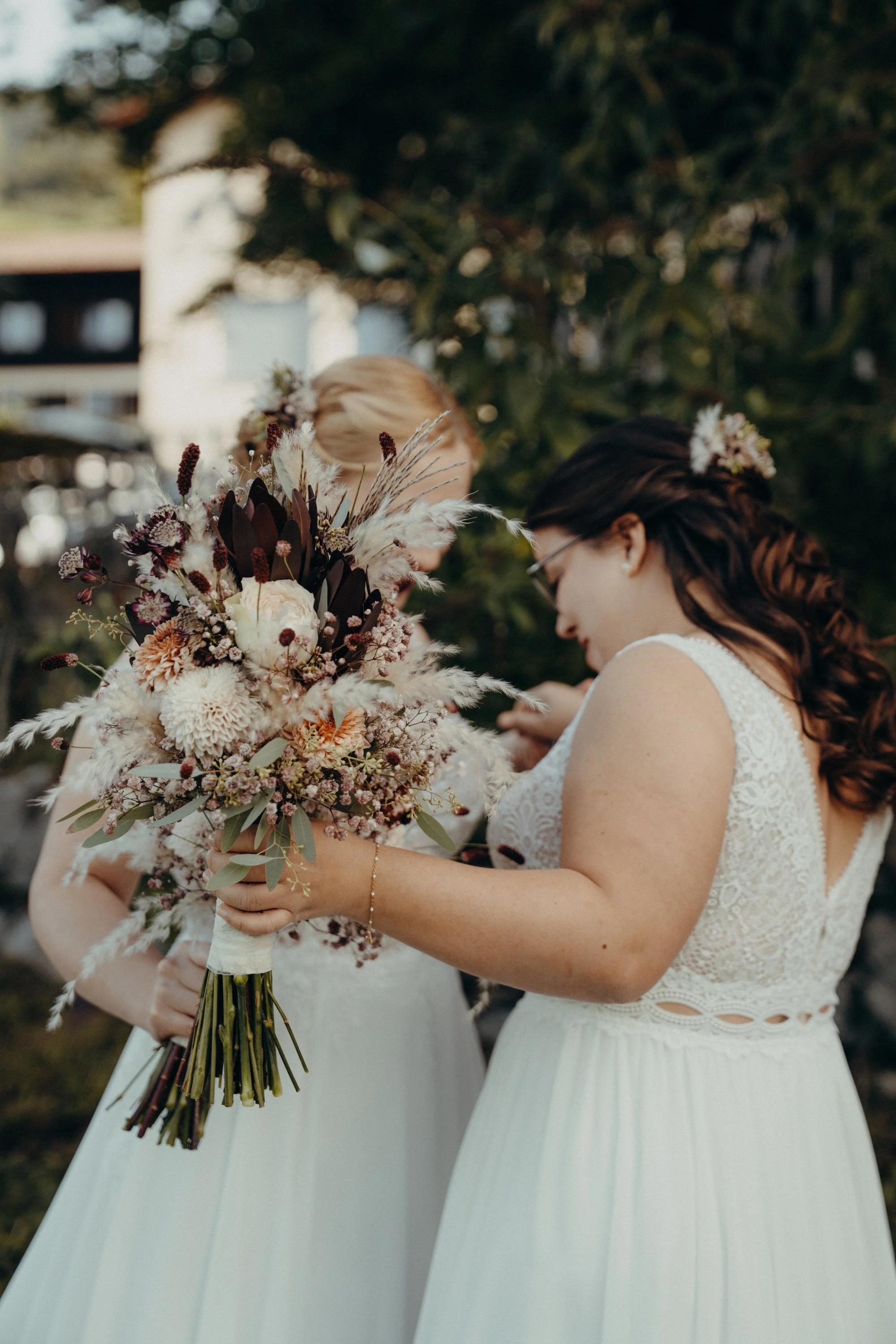 Nadine und Svenja mit ihren Brautsträussen bei ihrer LGBTQ-Hochzeit im Berner Oberland.