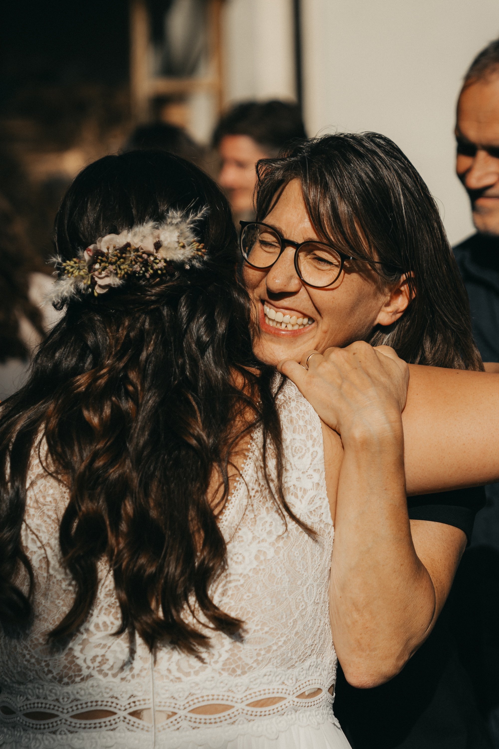 Freude und eine herzliche Umarmung bei der LGBTQ-Hochzeit von Nadine und Svenja.