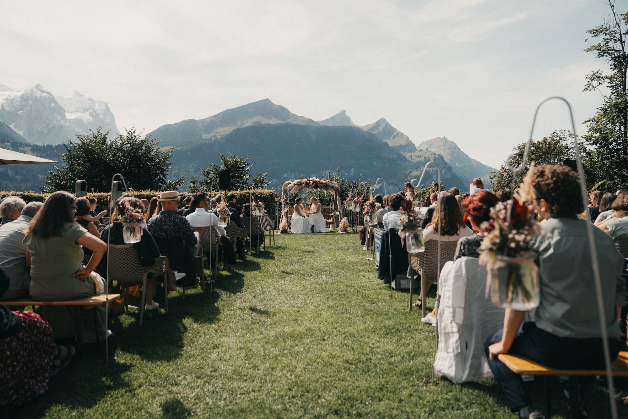 Freie LGBTQ-Trauung von Nadine und Svenja mit Gästen und Bergpanorama im Berner Oberland.