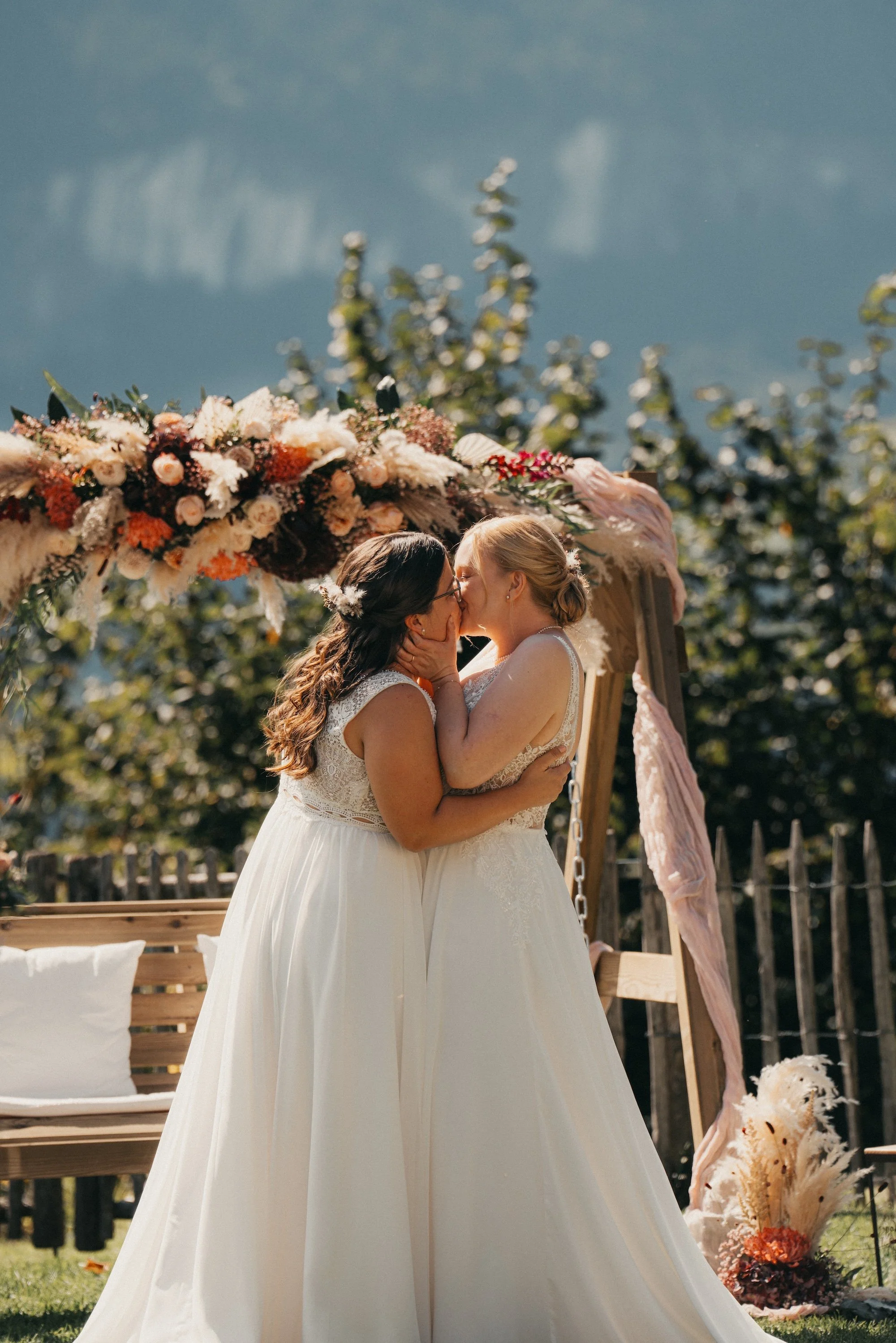 Der Hochzeitskuss von Nadine und Svenja – Liebe in all ihren Formen feiern.