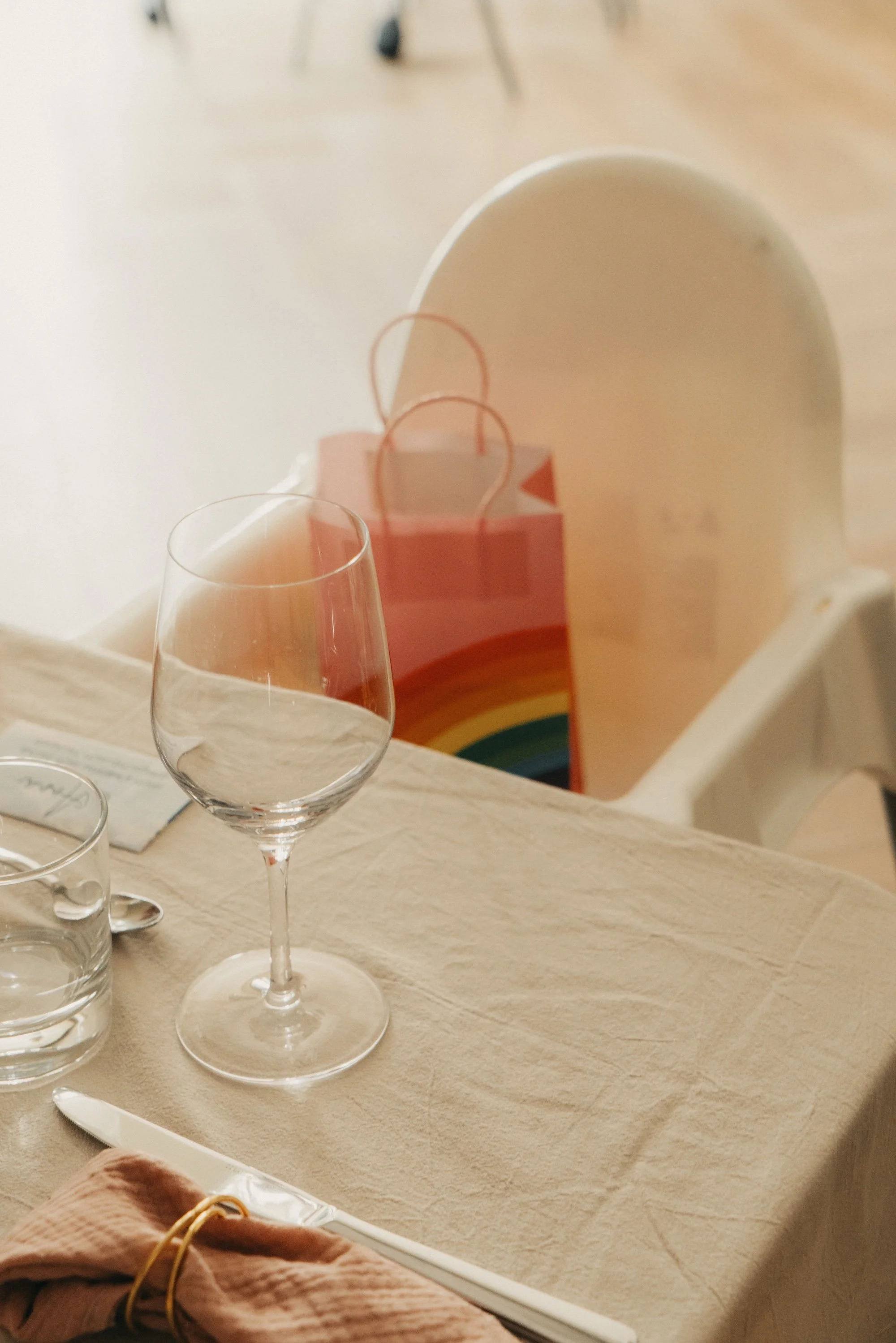 Regenbogen auf einer kleinen Geschenktüte – ein Detail der queeren Hochzeit von Nadine und Svenja.