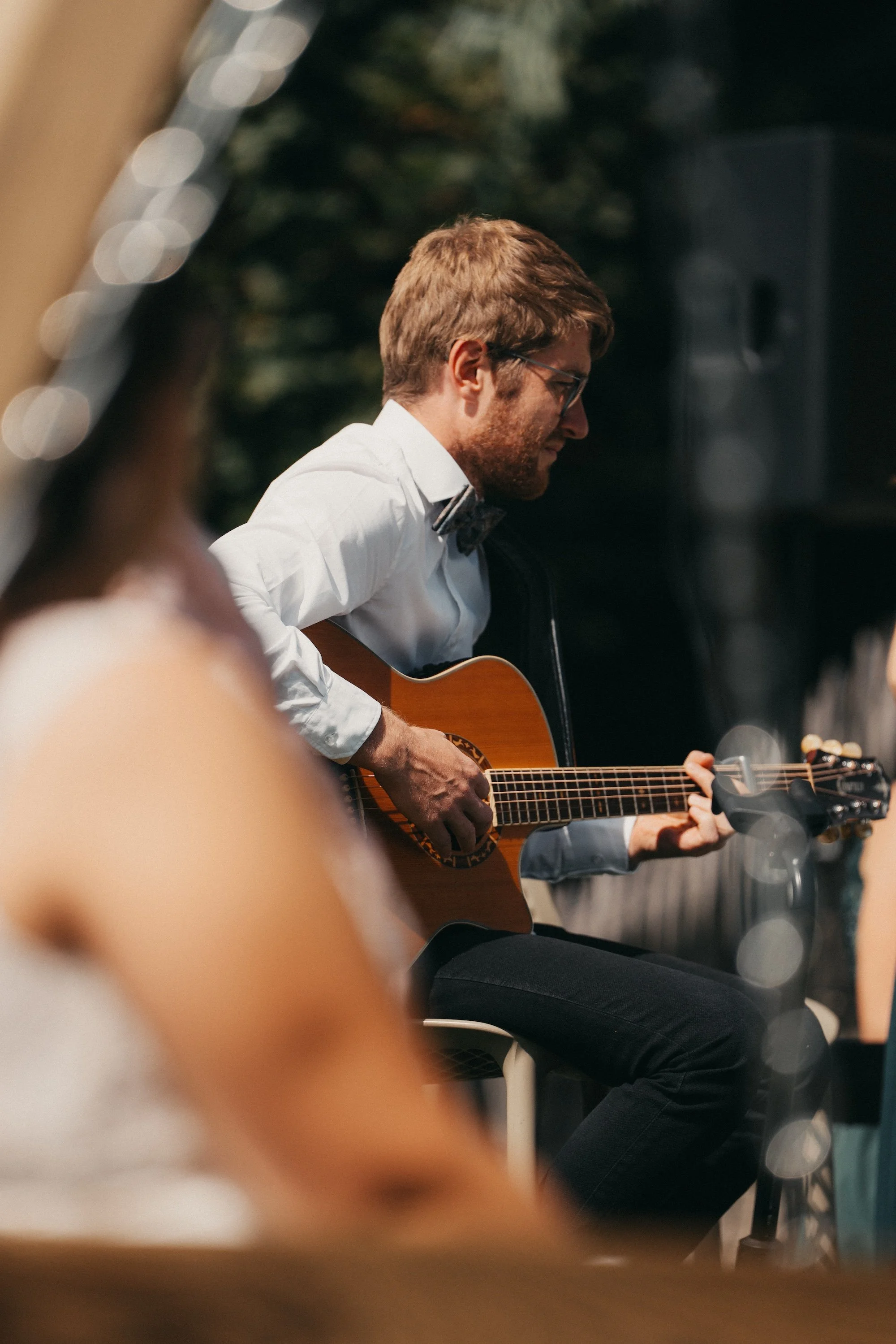 Musikalische Begleitung mit Gitarre bei der freien Trauung im Berner Oberland.
