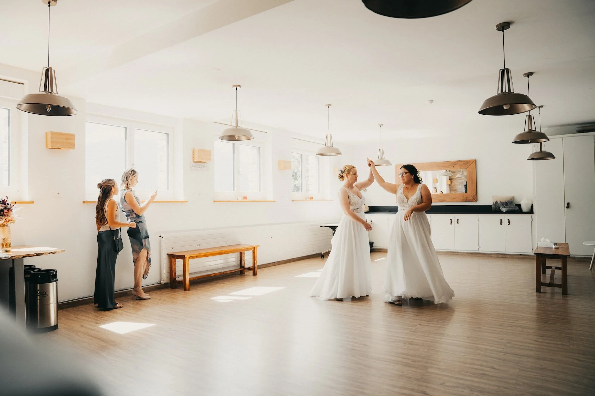 Ein kleiner Tanz der beiden Bräute vor der Trauung.