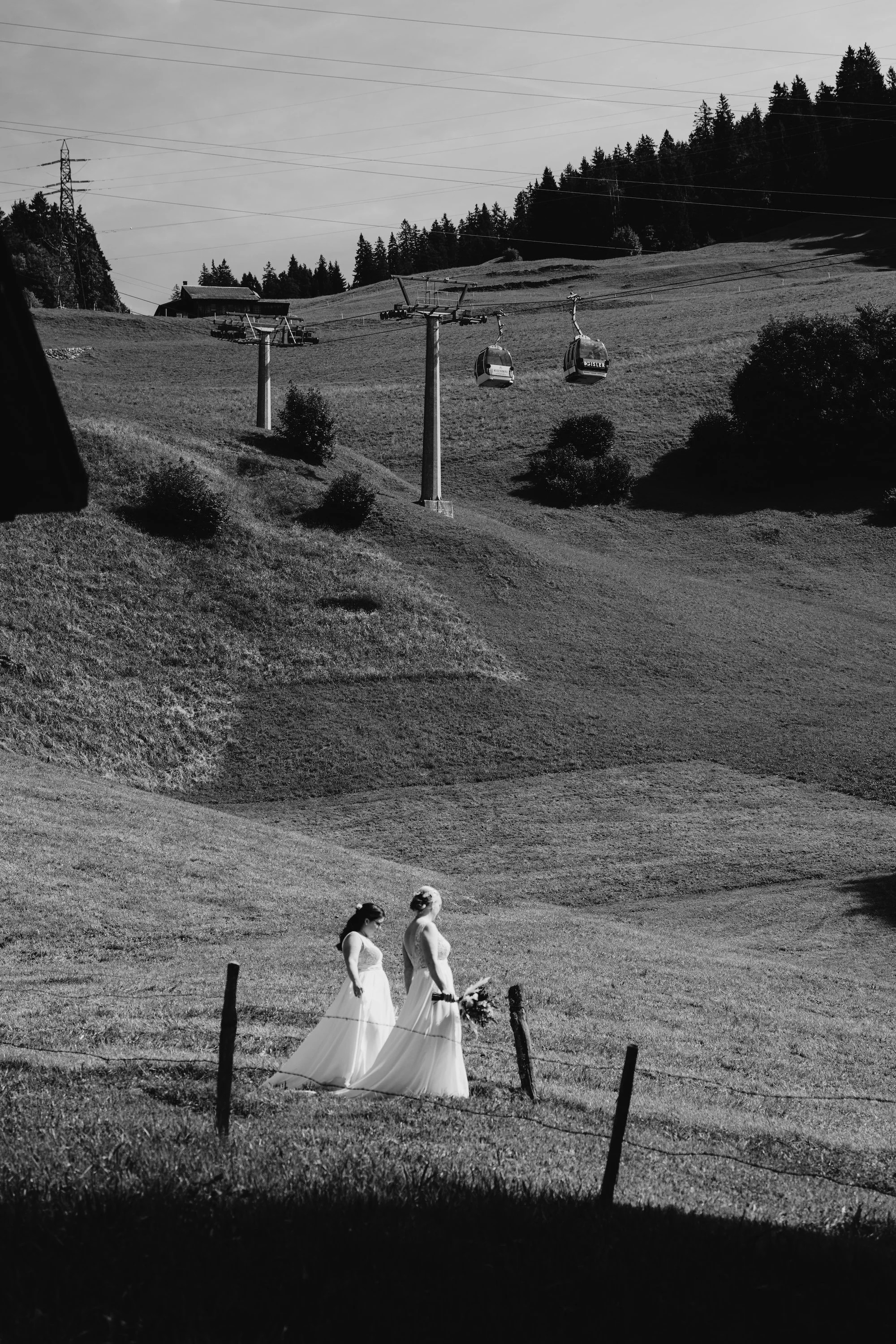 Zwei Bräute in der Landschaft des Haslibergs – natürliche Hochzeitsfotografie in den Schweizer Bergen.