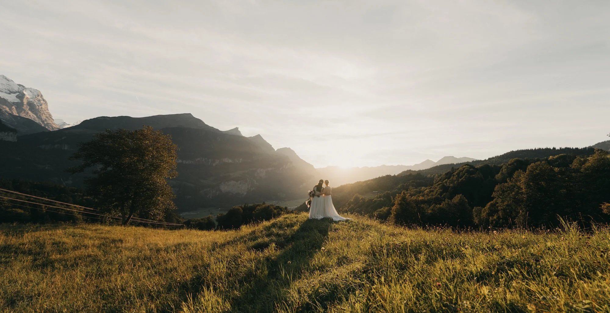 Zwei Bräute in der Weite der Berglandschaft – Hochzeitsfotografie auf dem Hasliberg.