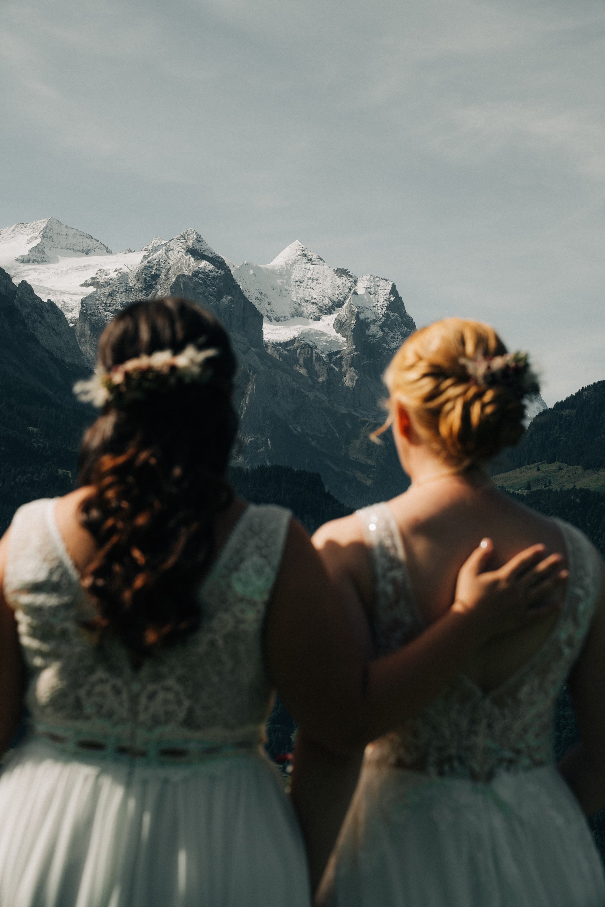 Gemeinsam in die Berge schauen – Nadine und Svenja an ihrem Hochzeitstag auf dem Hasliberg.