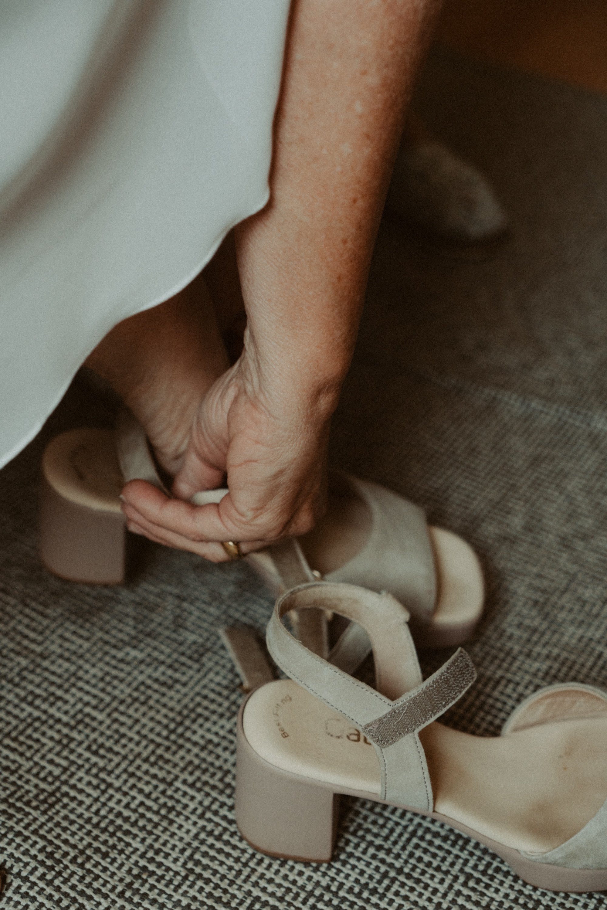 Brautschuhe beim Getting Ready – ein stilles Detail der Hochzeitsreportage im Berner Oberland.