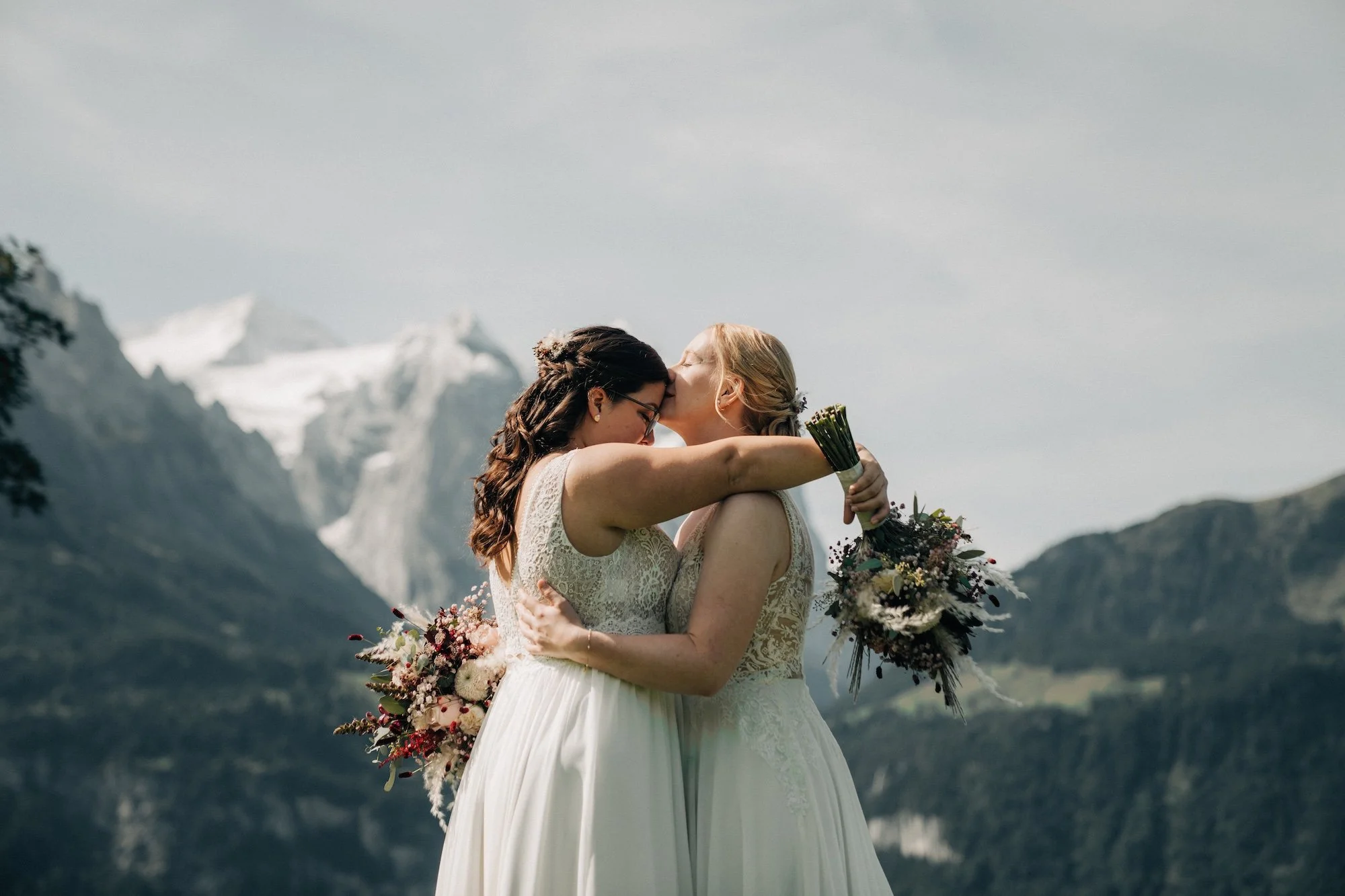 Eine innige Umarmung vor der eindrücklichen Bergkulisse des Berner Oberlands.