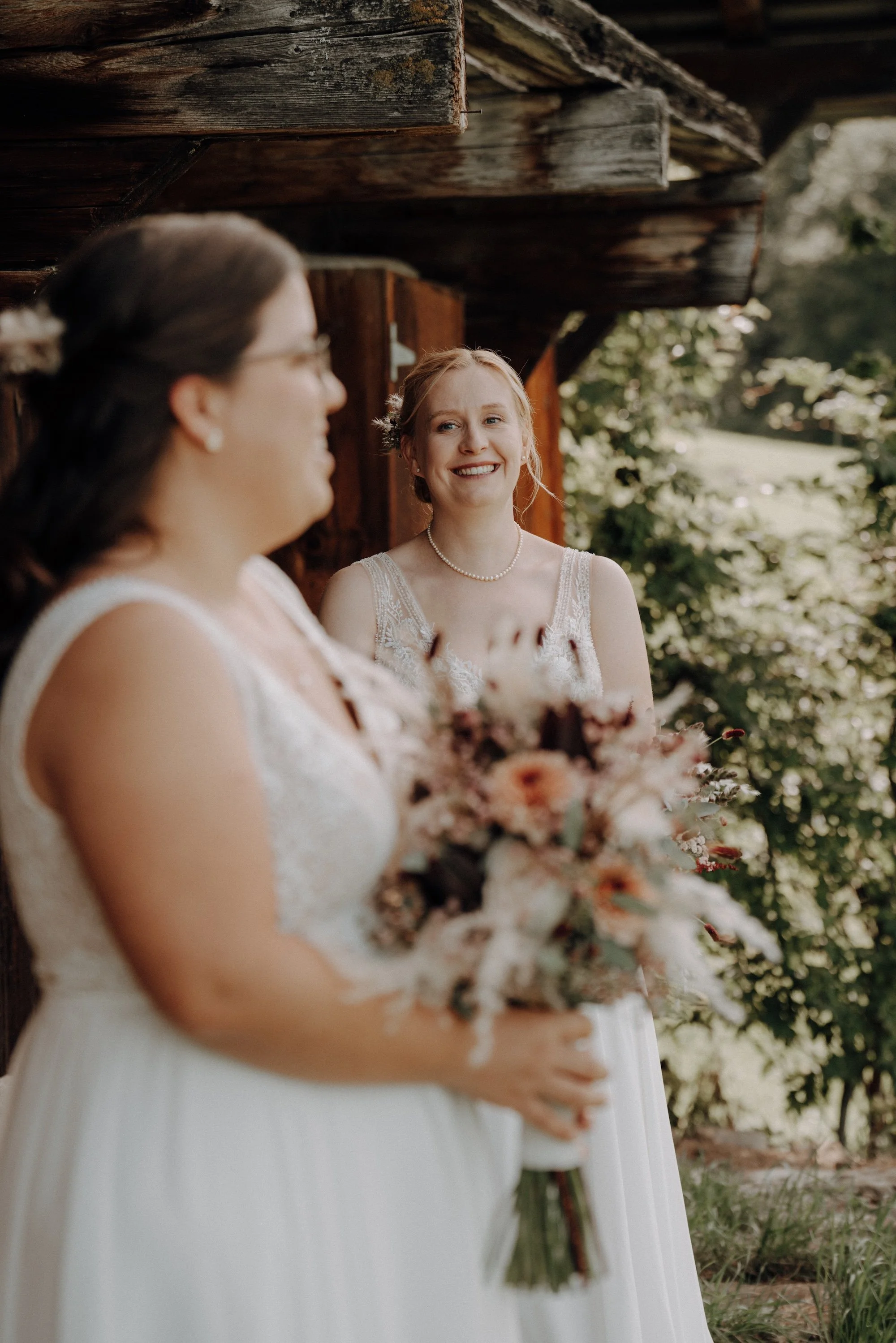 Ein Lachen zwischen Nadine und Svenja beim Paarshooting ihrer Hochzeit.