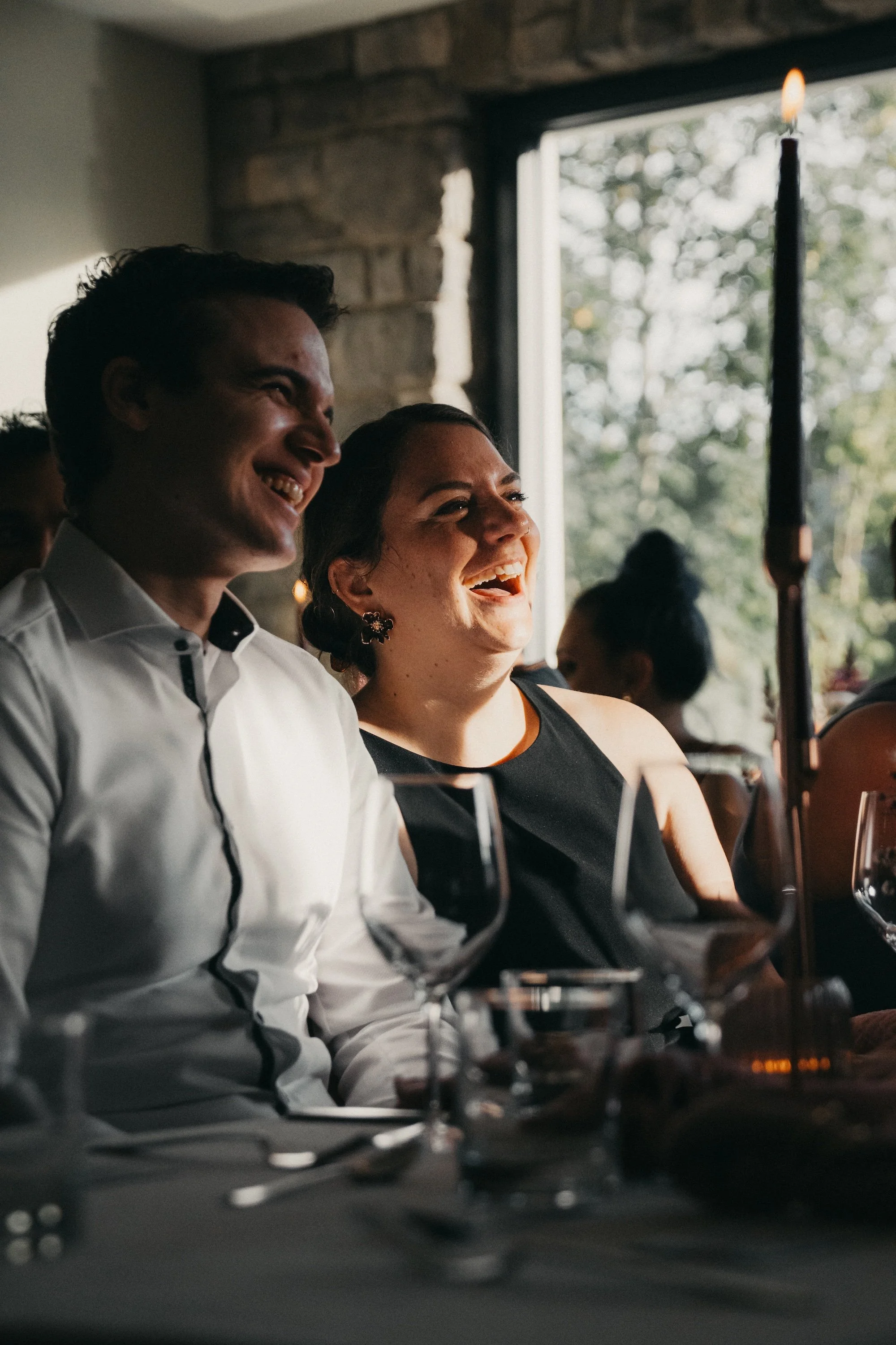 Lachen und Freude beim gemeinsamen Hochzeitsessen.