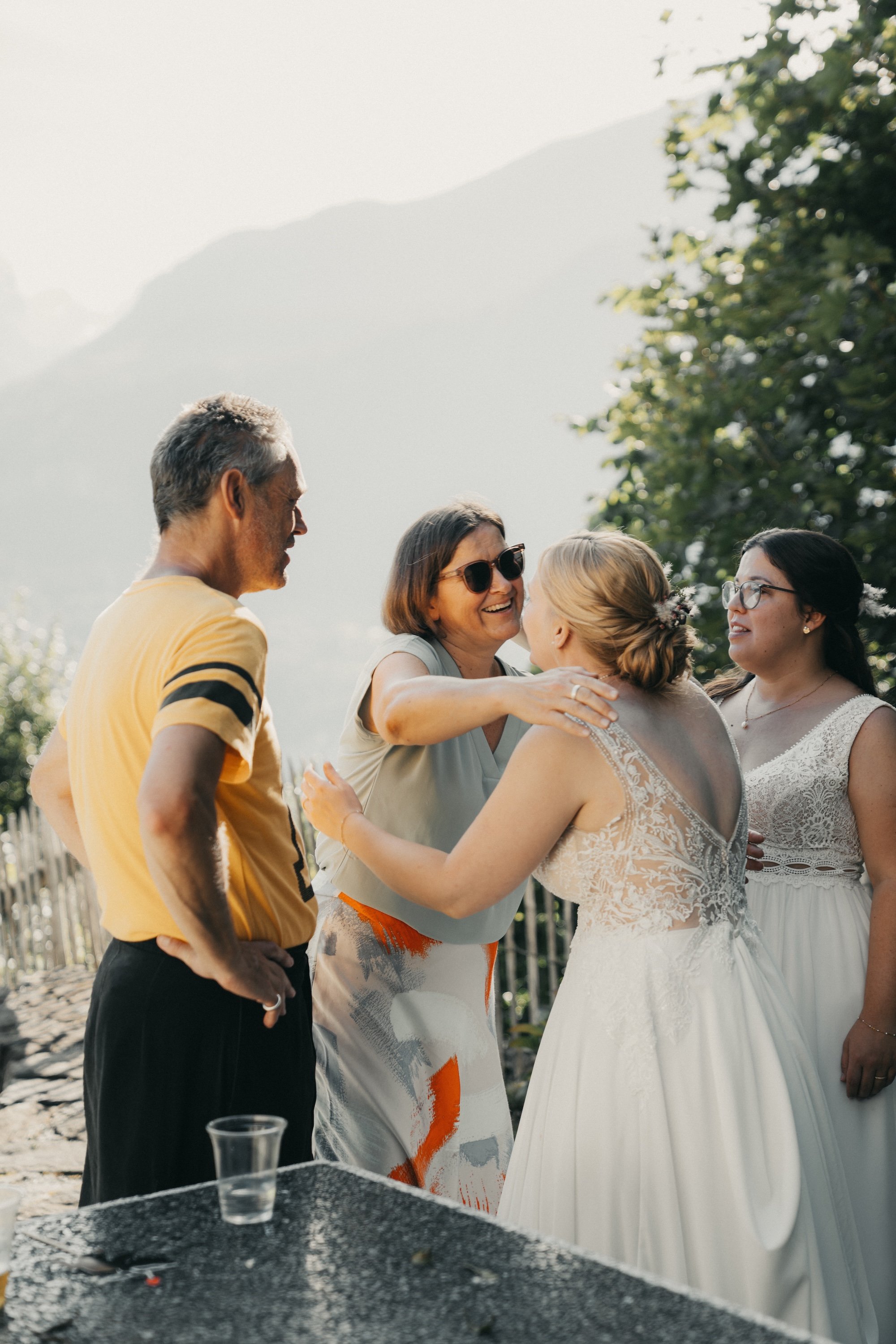 Umarmungen für die beiden Bräute – eine Hochzeit voller Nähe und Herzlichkeit.