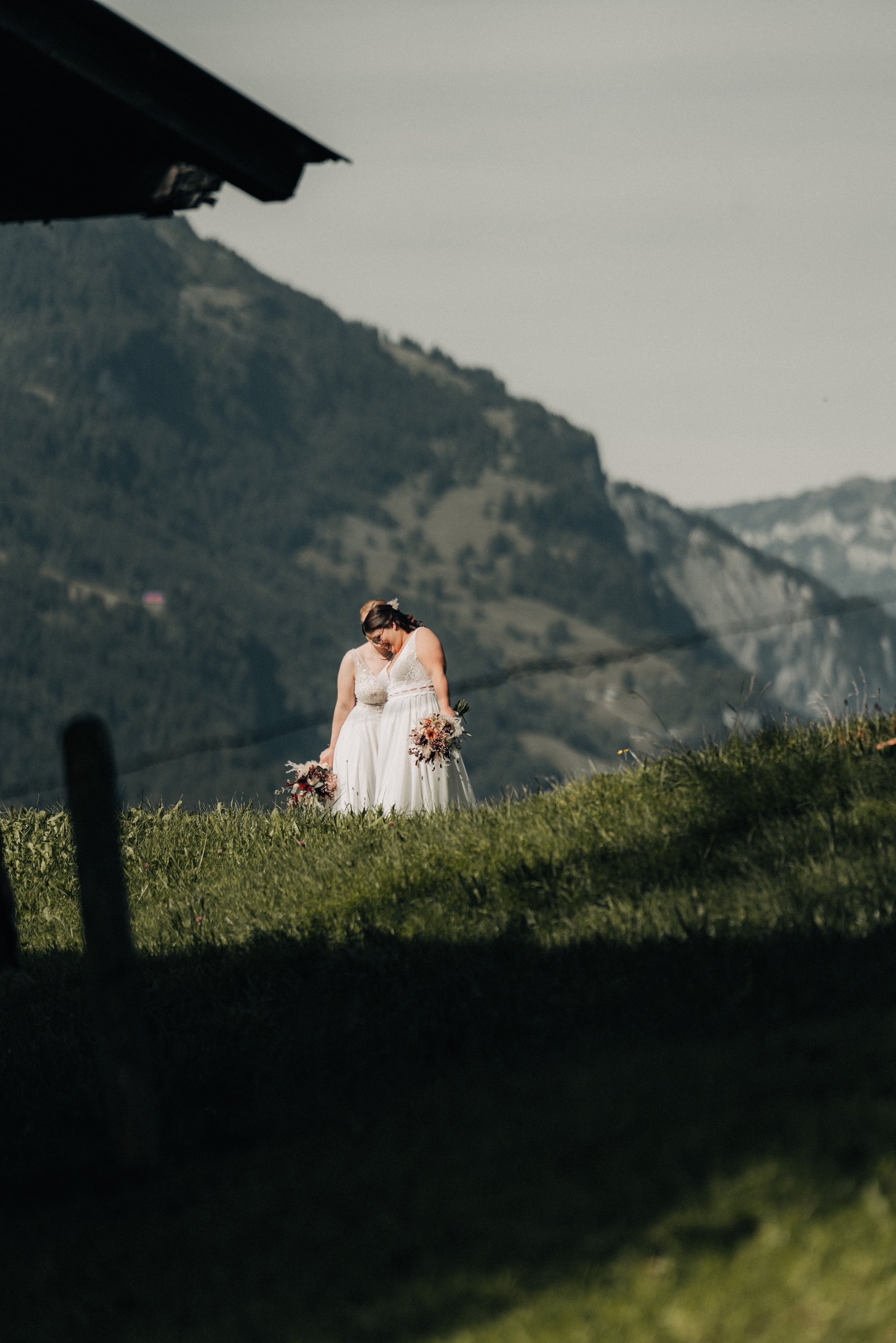 Nadine und Svenja gemeinsam auf einer Bergwiese im Berner Oberland.