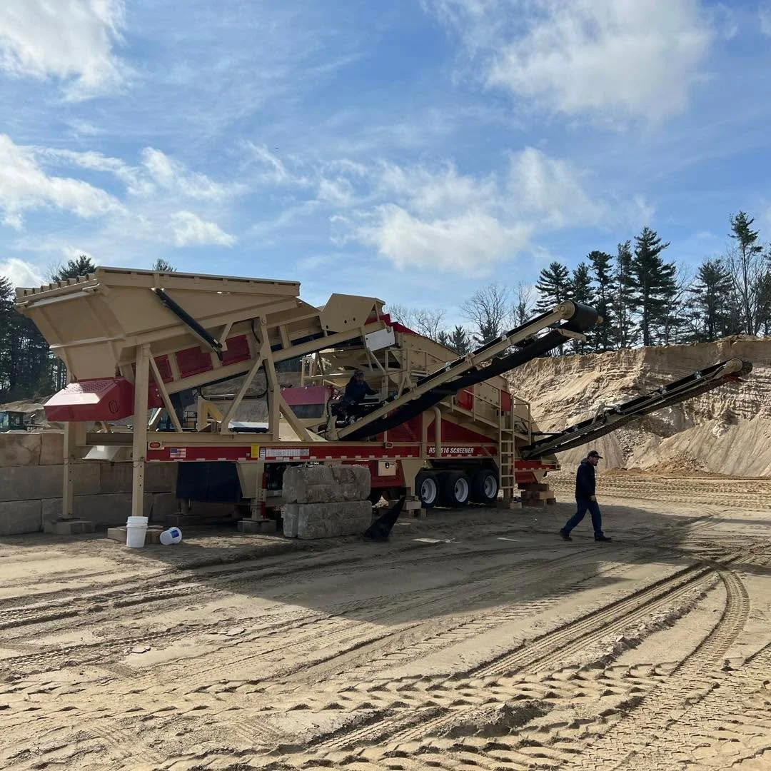 Throwback Thursday to this RD Olson MFG 616 Triple Deck Screener getting dialed in down in Southern Maine 💪

Nothing better than seeing a clean setup come together and get ready to move serious material. Built for efficiency, reliability, and high p