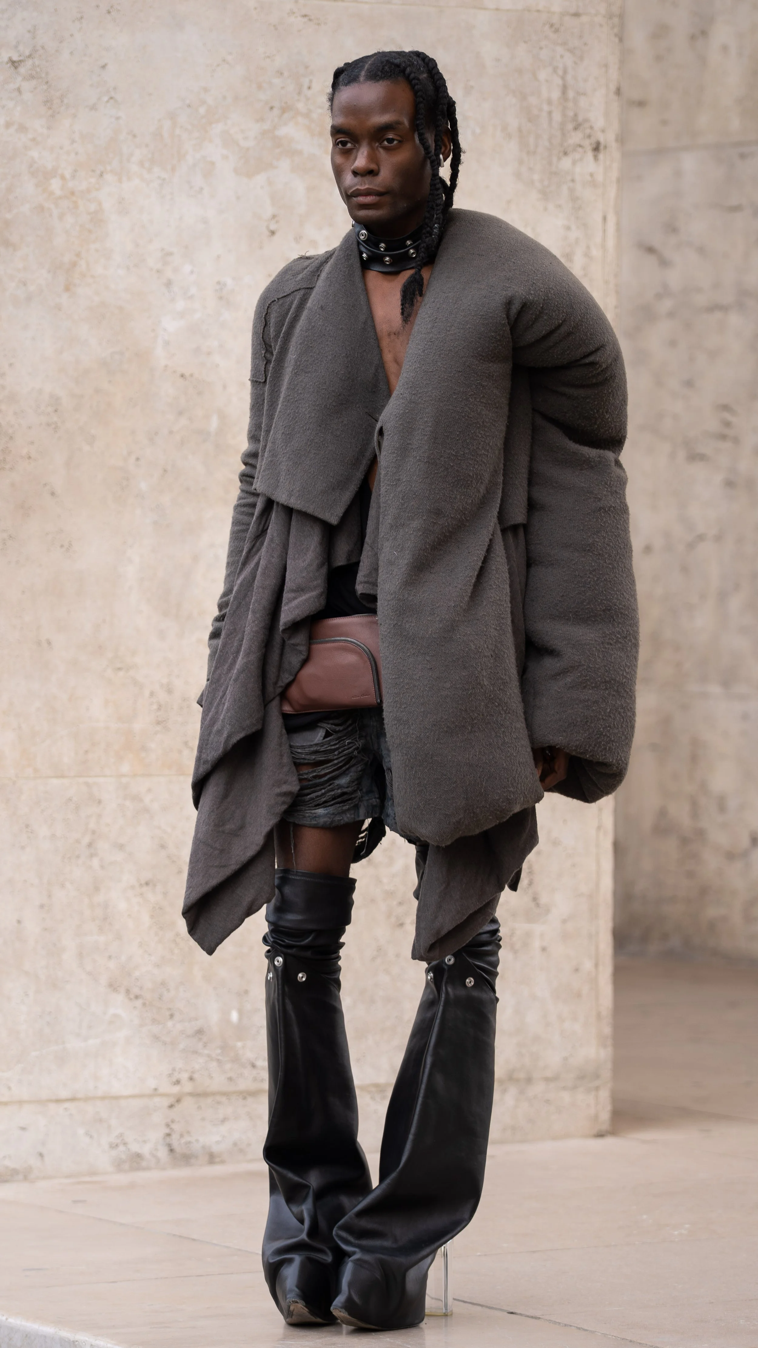 Photo portrait mode de Jason Payne à la Paris Fashion Week 2025 au défilé Rick Owens