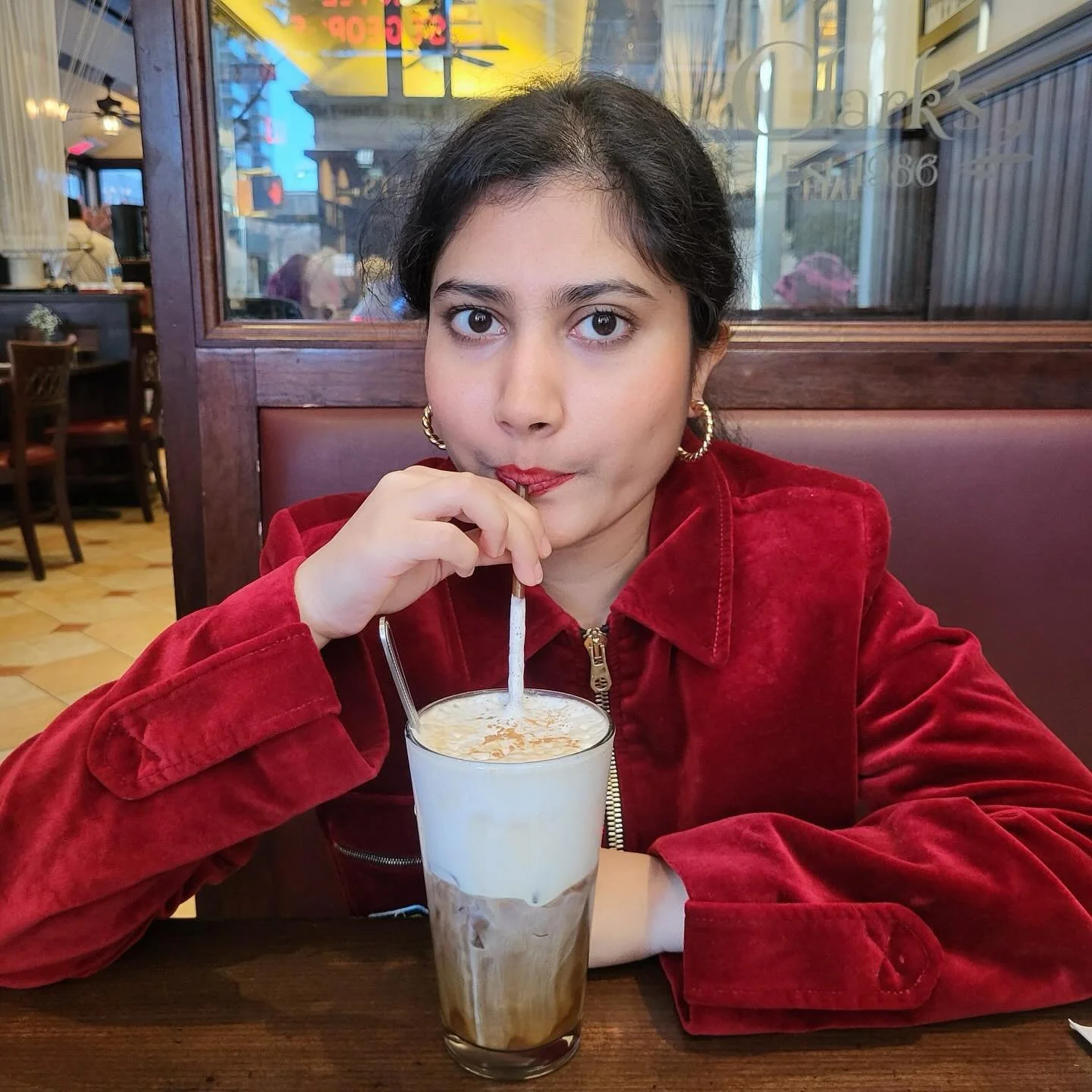 swipe to see Keya&rsquo;s thumbs-up stamp of approval&trade; for the Eggs Benedict I ordered