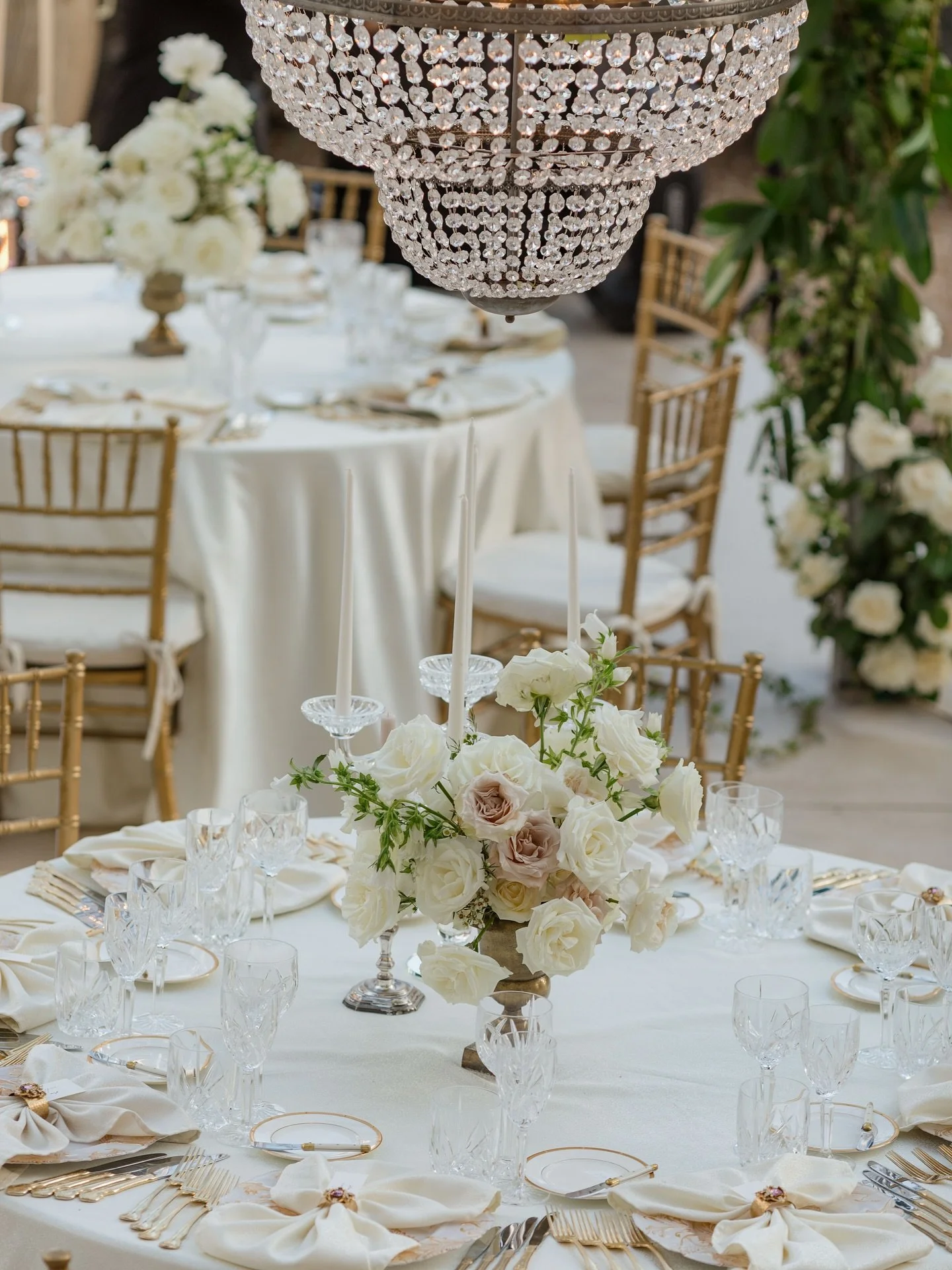 The gold and ivory glow ✨🦢 we are now booking through 2027. 
&bull;
&bull;
&bull;
#wedding #weddingplanner #weddingplanningbegins #orlandoweddingplanner #orlandoweddingplanning #orlandoweddings #jacksonvillewedding #jacksonvilleweddingplanner #miami