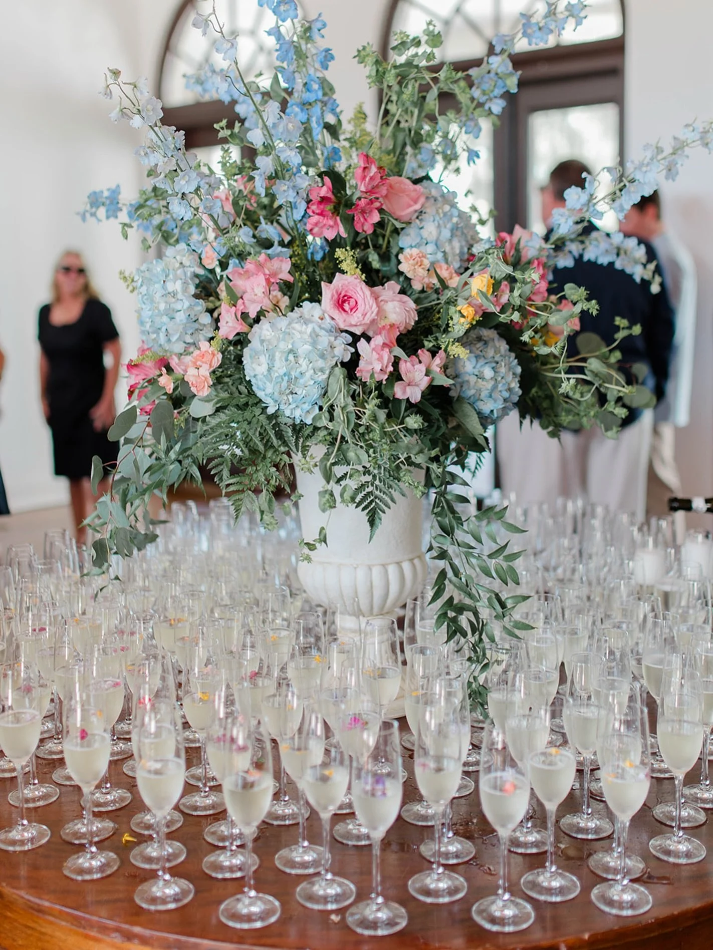 Because the only thing better than champagne&hellip; is champagne with a floral escort ✨🩷 
&bull;
&bull;
&bull;
#orlandoweddingplanner #orlandowedding #tampaweddingplanner #tampawedding #jacksonvilleweddingplanner #jacksonvillewedding #miamiweddingp