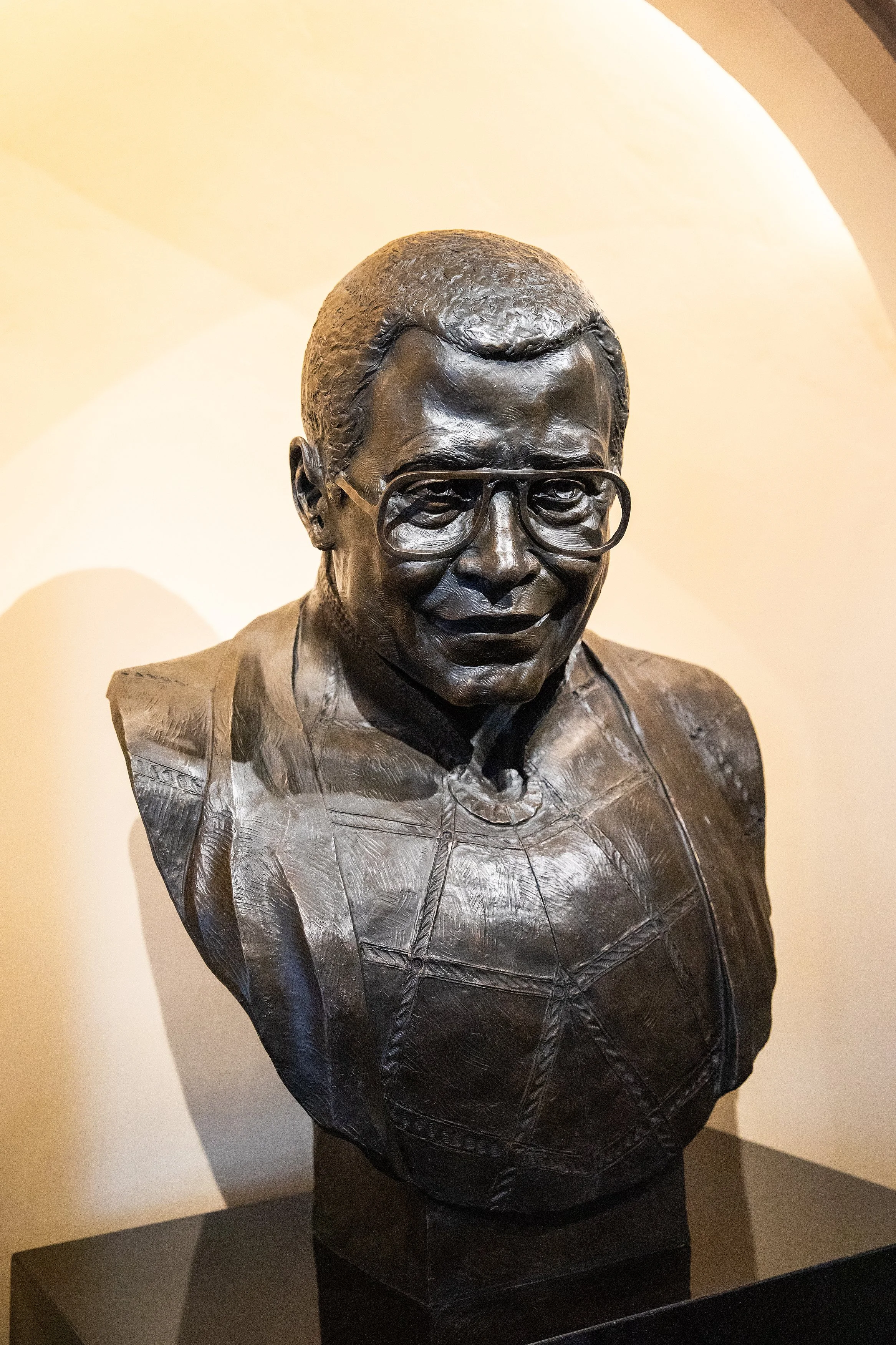 JEJ_Bust_Only_260615-14.jpg