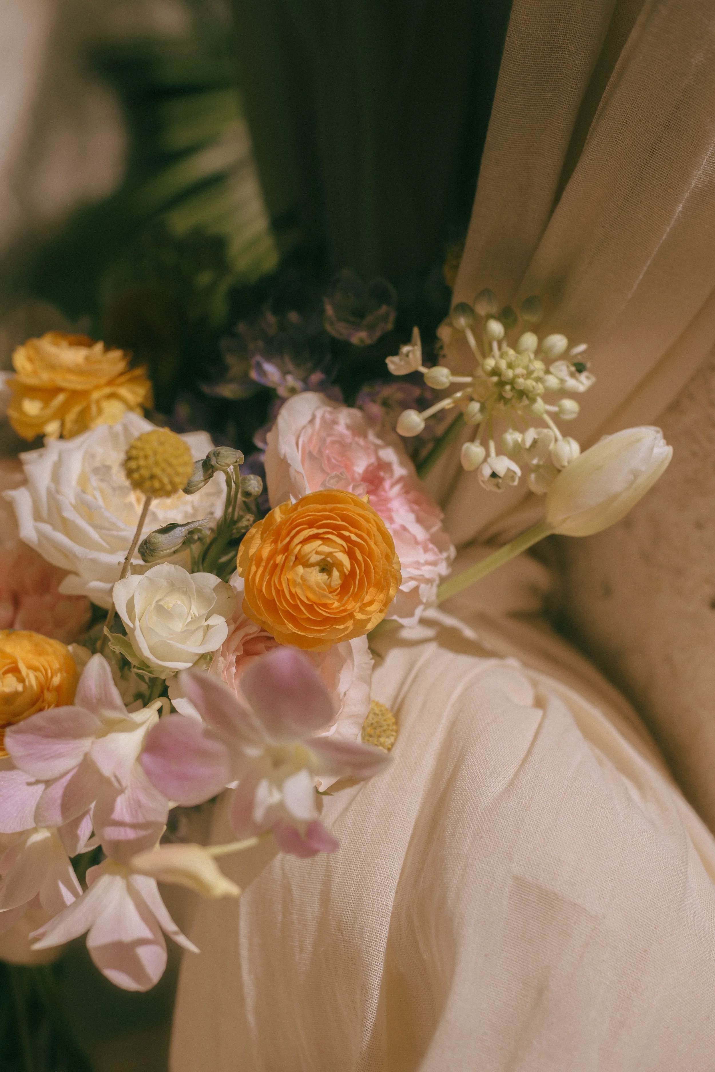 DIY: How to build a chic flower bouquet.