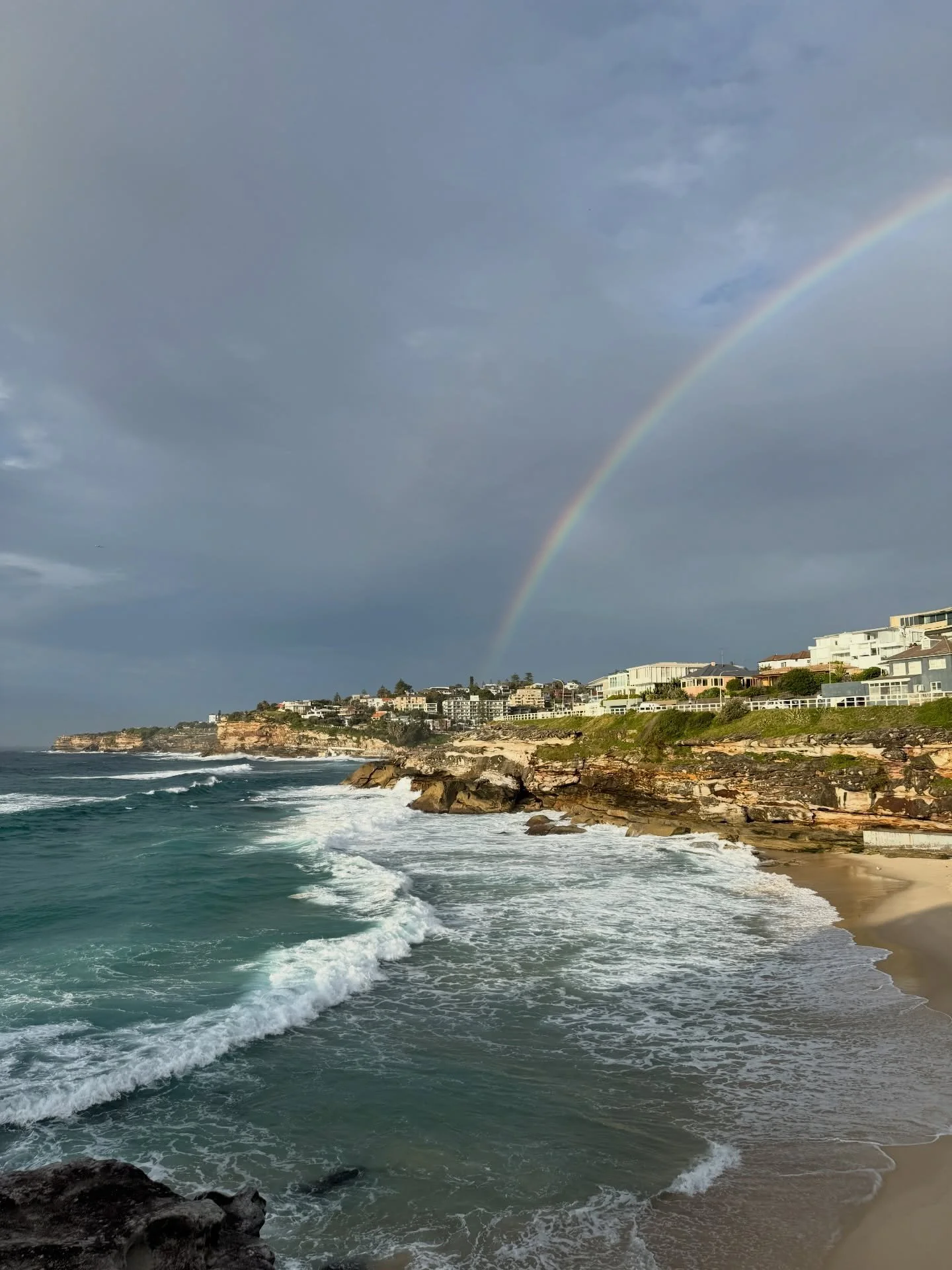What a lovely morning along the Bondi to Bronte coastal walk today! Complete with a rainbow 🌈 #brontebeach #bondibeach 

#australianartist #printmaking #natureartist