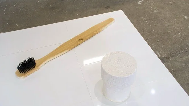𝙩𝙤𝙙𝙖𝙮 𝙖𝙣𝙙 𝙩𝙤𝙢𝙤𝙧𝙧𝙤𝙬 is open at @sawtootharigallery until 07.03.2026 🛁🫧

&ldquo;The large scale toothbrush produces a wonderful moment of surprise and delight when going in the door, and the oversized pillbox on the floor suggest Alic