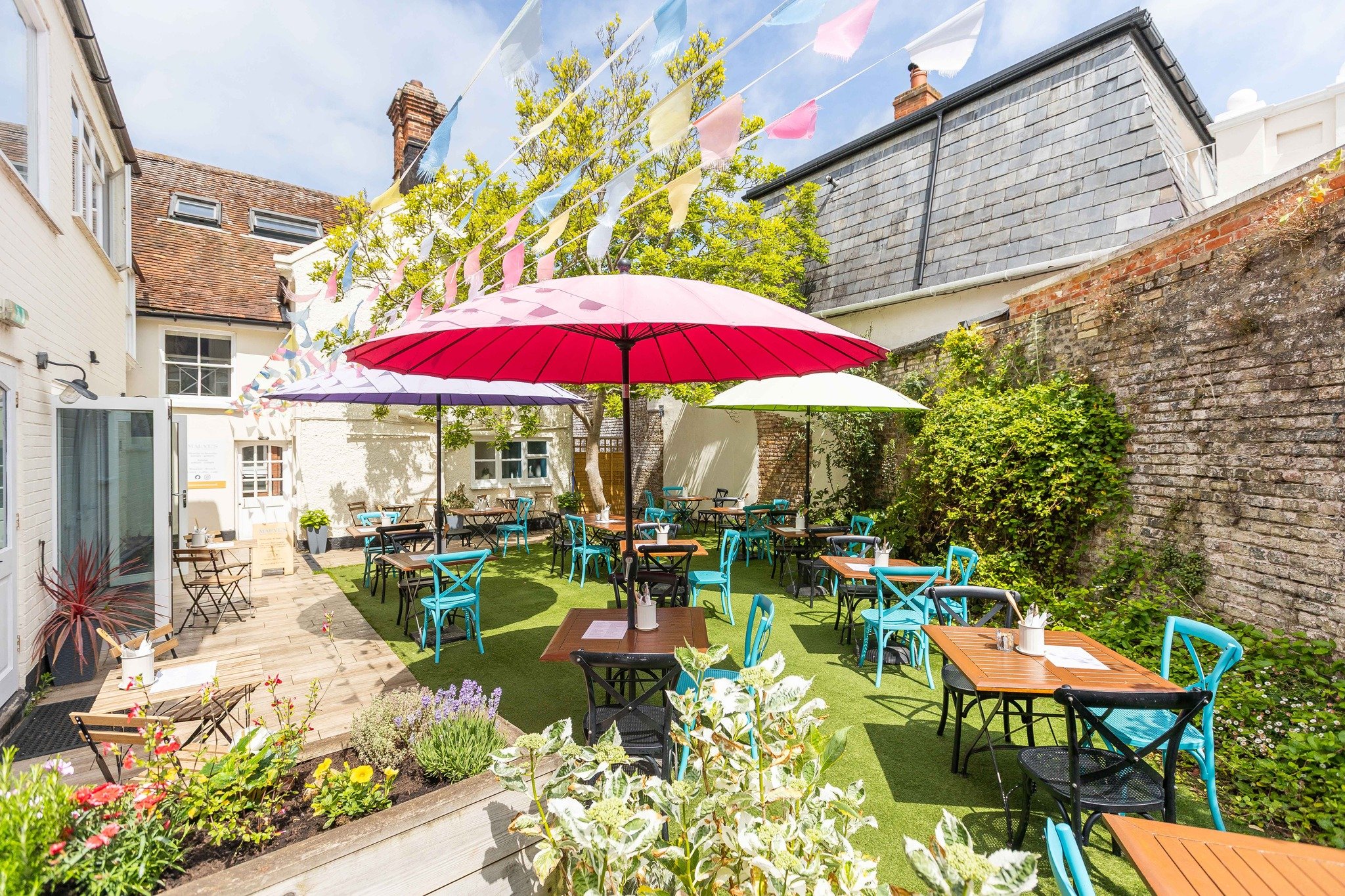 The sun is shining, and it looks like it's going to be another beautiful weekend in Suffolk 😎

If you're heading to Woodbridge, why not stop by and see us? Our courtyard garden offers the ideal space to enjoy a relaxing drink, a bite to eat and catc