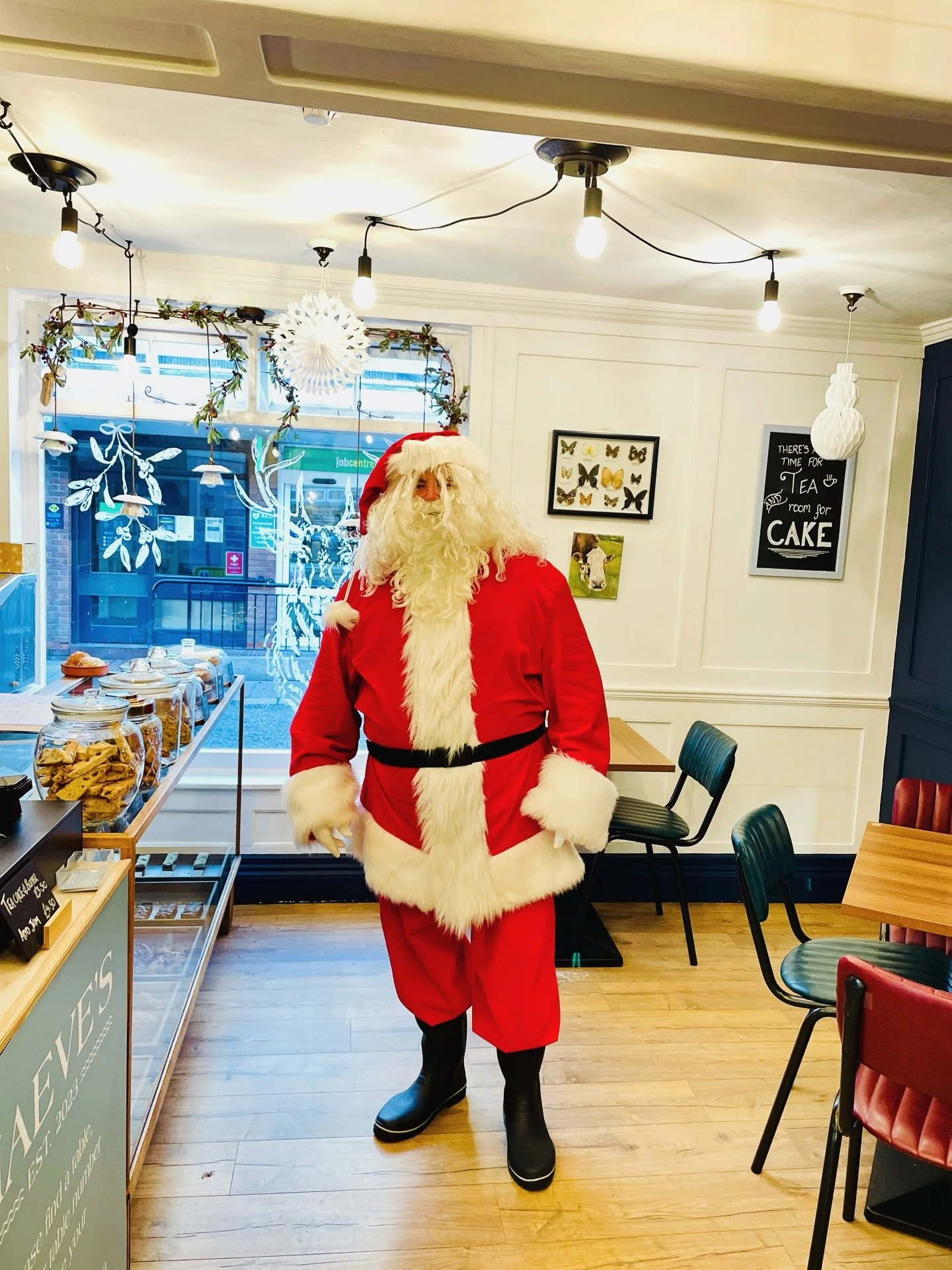 This weekend was pure magic! We were thrilled to have Vernon back in the kitchen for our Vietnamese Supper Night, and the food, atmosphere, and company were all incredible. Thank you to everyone who joined us! 

And what a treat it was to have Santa 