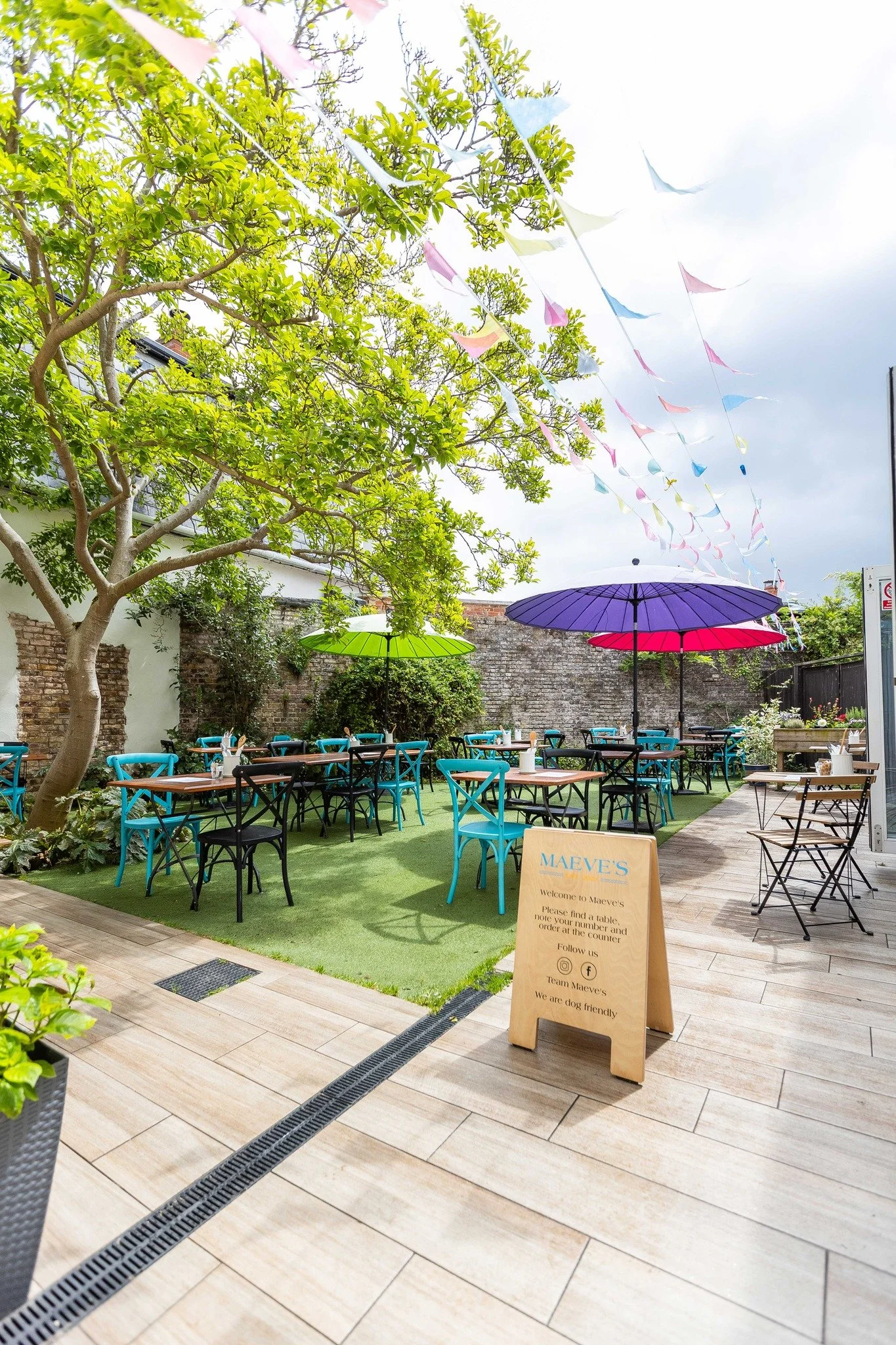 🌼 Mother's Day at Maeve's 🌼

We can't wait to welcome all our wonderful customers who have booked a table with us this Mother's Day. If you haven't yet secured your spot, we have a limited number of tables available for brunch. Book today by emaili