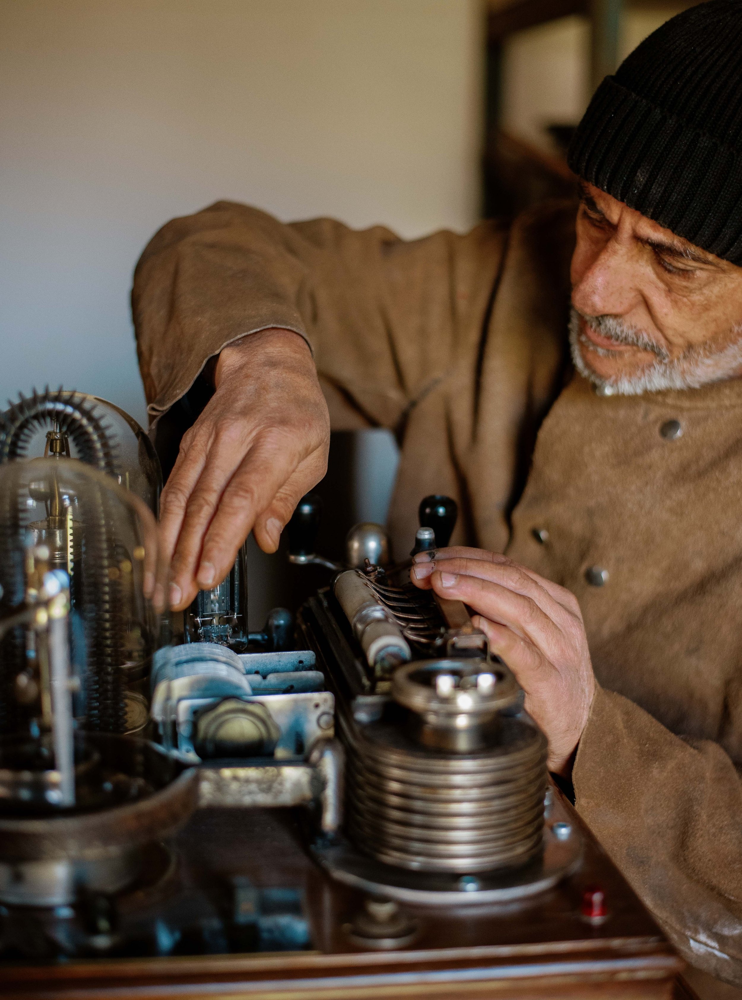 It was a delight to visit artist Noel Muscat in his Wombat Hill home studio and record his creative process. Inspired by world's gone by, he combines new and antique objects to create amazing sculptures. Using a variety of methods, Noel particularly 