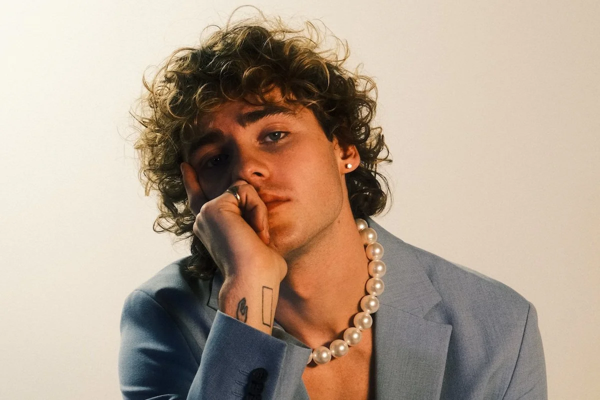 Jack Gray Shares the Title Track From His Forthcoming Debut Album ‘Swimming In Jeans’