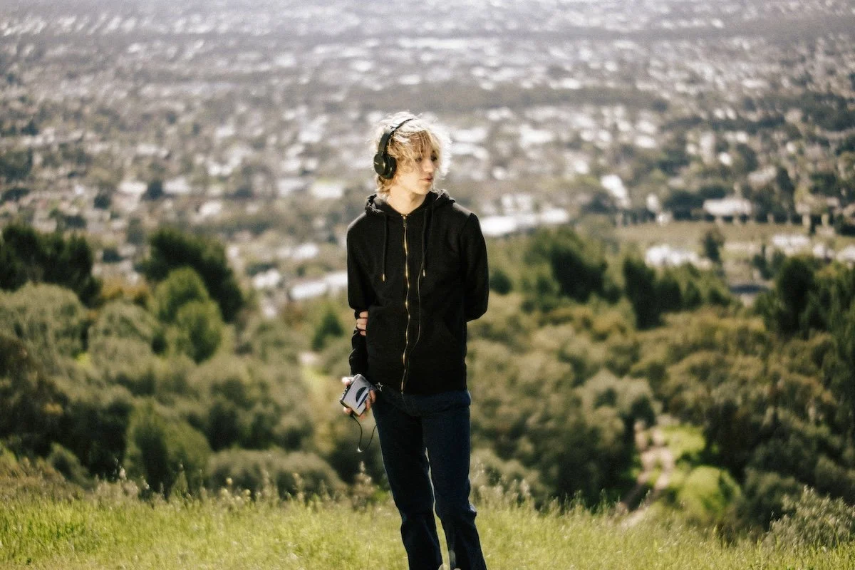 JesseMelancholy Shares Nostalgic Pop Dream ‘silver sky’