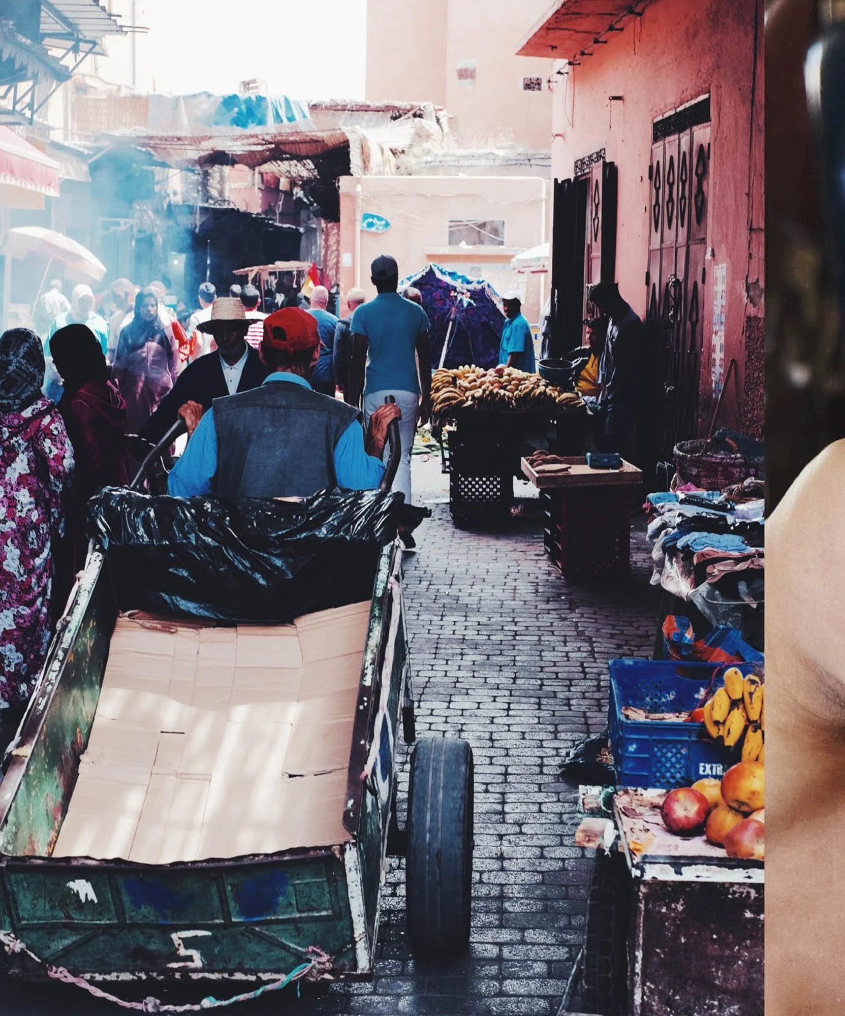 Travel photography portrait – Carnet de Voyages photo book