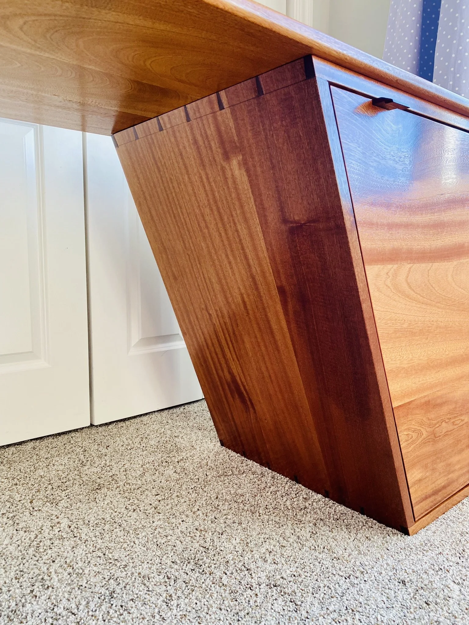Desk made of Sapele with a semi-gloss varnish finish
