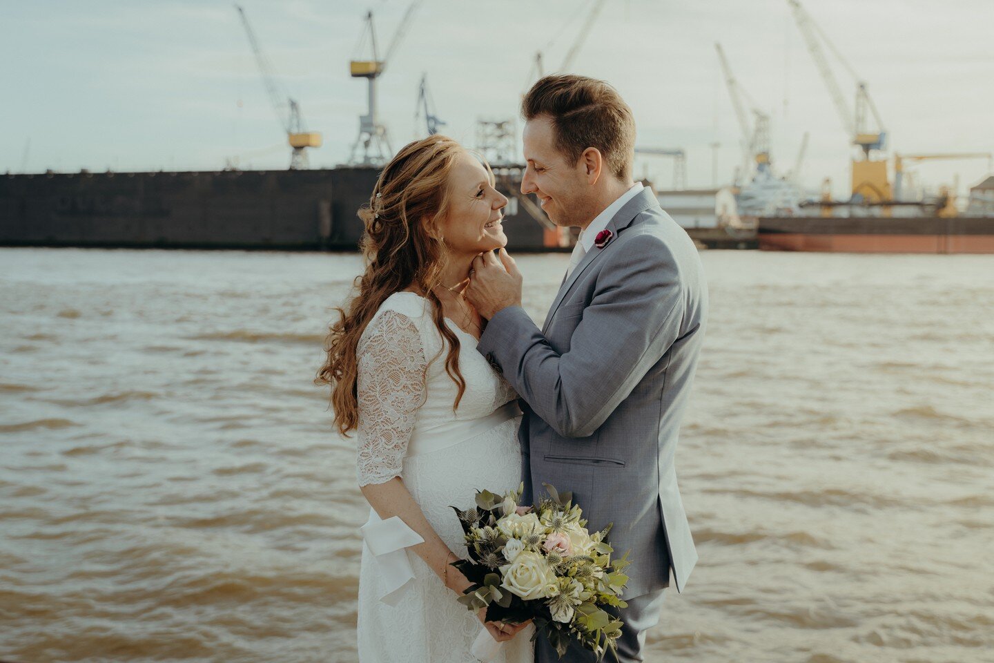 🌊 Pures Elbwasser in den Adern und ganz viel frischer st&uuml;rmischer Liebe im Herzen 💛

#hochzeithamburg #hochzeitsfotografhamburg #hamburgerhafenhochzeit #hafenliebe #elbe #hamburg #speicherstadthamburg #fischmarkthamburg #dirtybootsandmessyhair