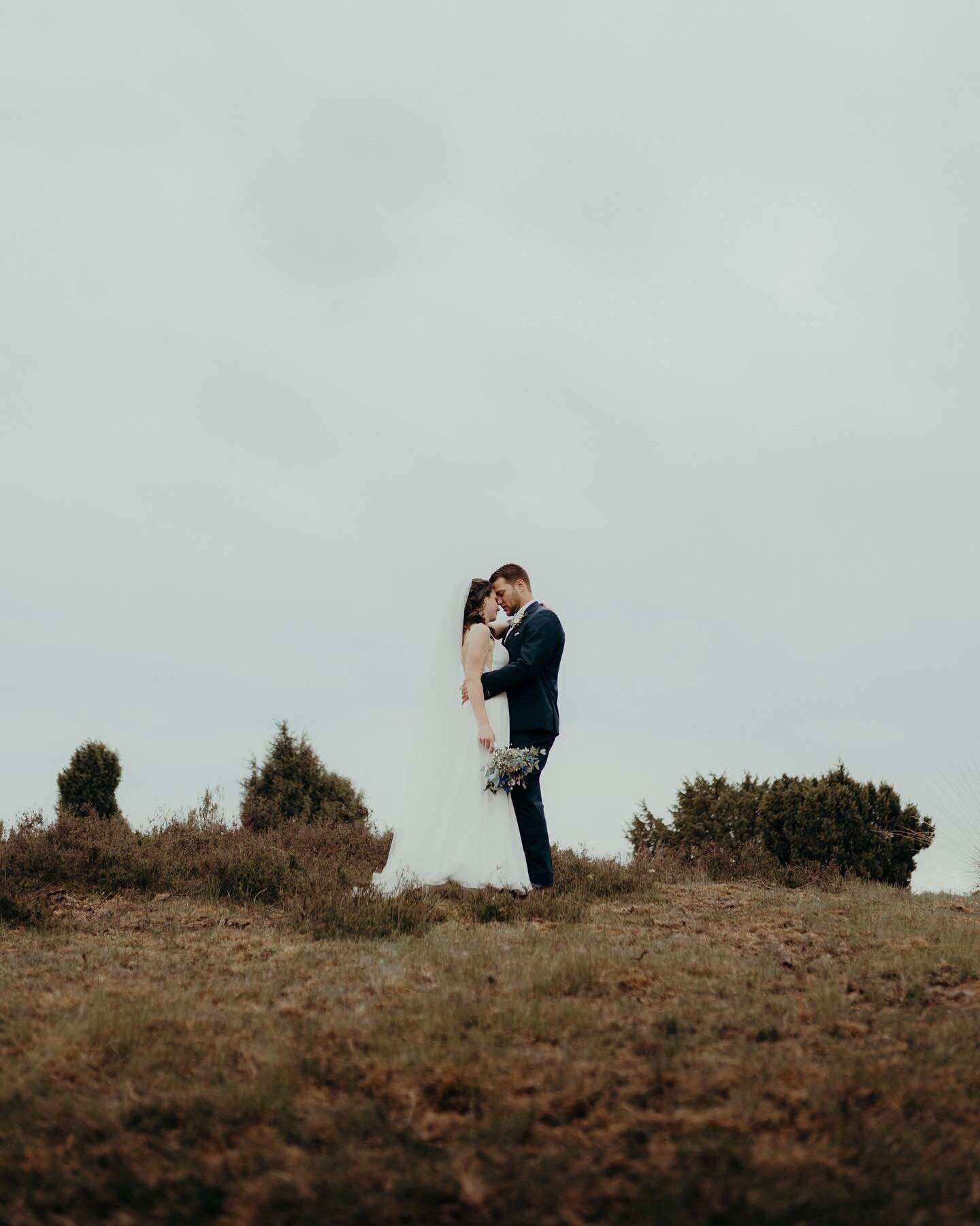 Gemeinsam fallen lassen, alles um sich herum vergessen und pure Liebe sp&uuml;ren- In love with my couples 🦚🦚

#wedding #hochzeitsfotograf #hochzeitsfotografhamburg #elopement #wedding2022 #hofsuderm&uuml;hlen #lueneburgerheide #lueneburgerheidewed