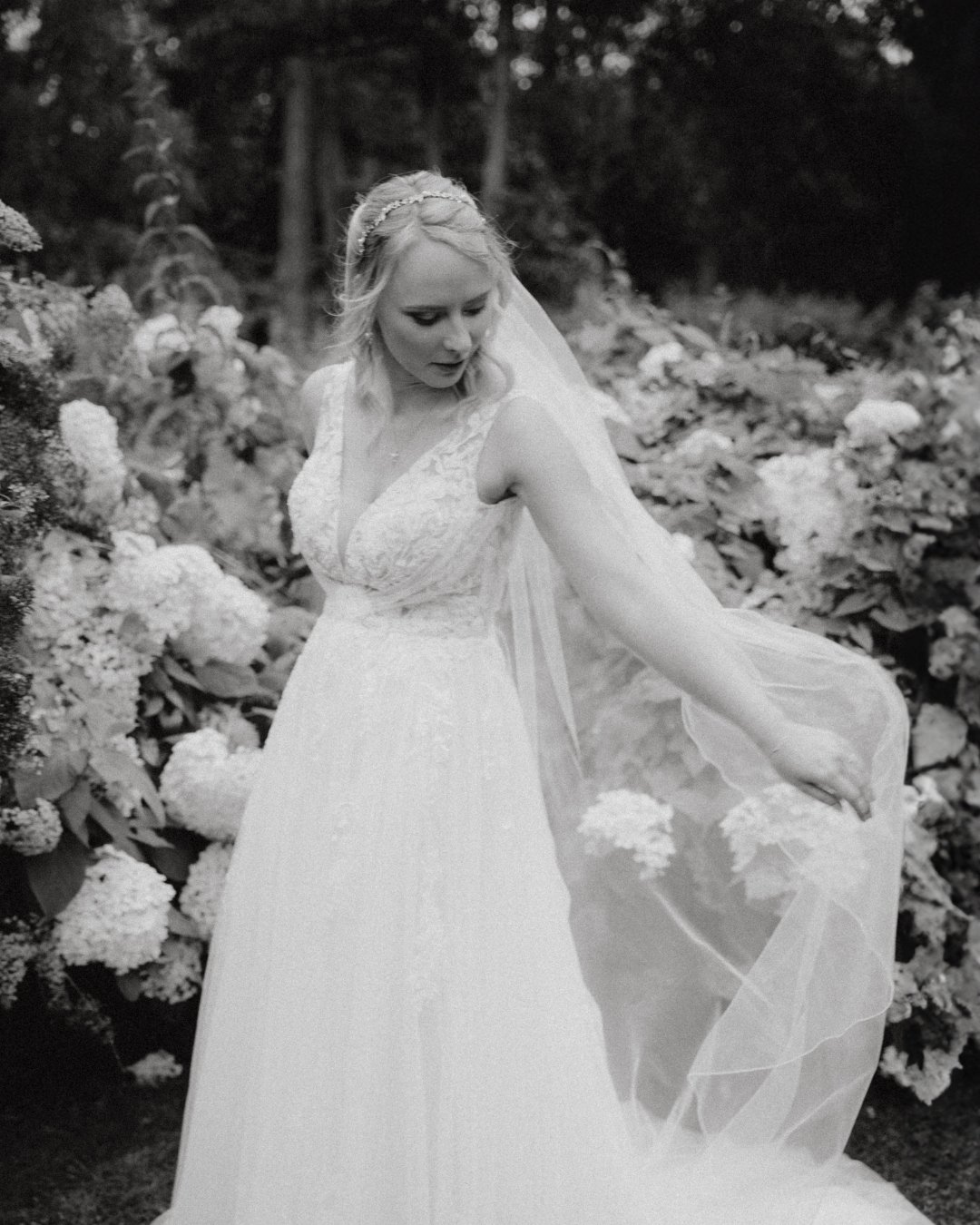 This bride and her light 🤍
Never ending memories.

#radcouples #hamburgcouples #togetherjournal #belovedstories #couplegoals #hamburghochzeit #weddinginspiration #firstlook #hamburgcouple #hochzeitskleid #elopementlove #hochzeithamburg #fotografhamb