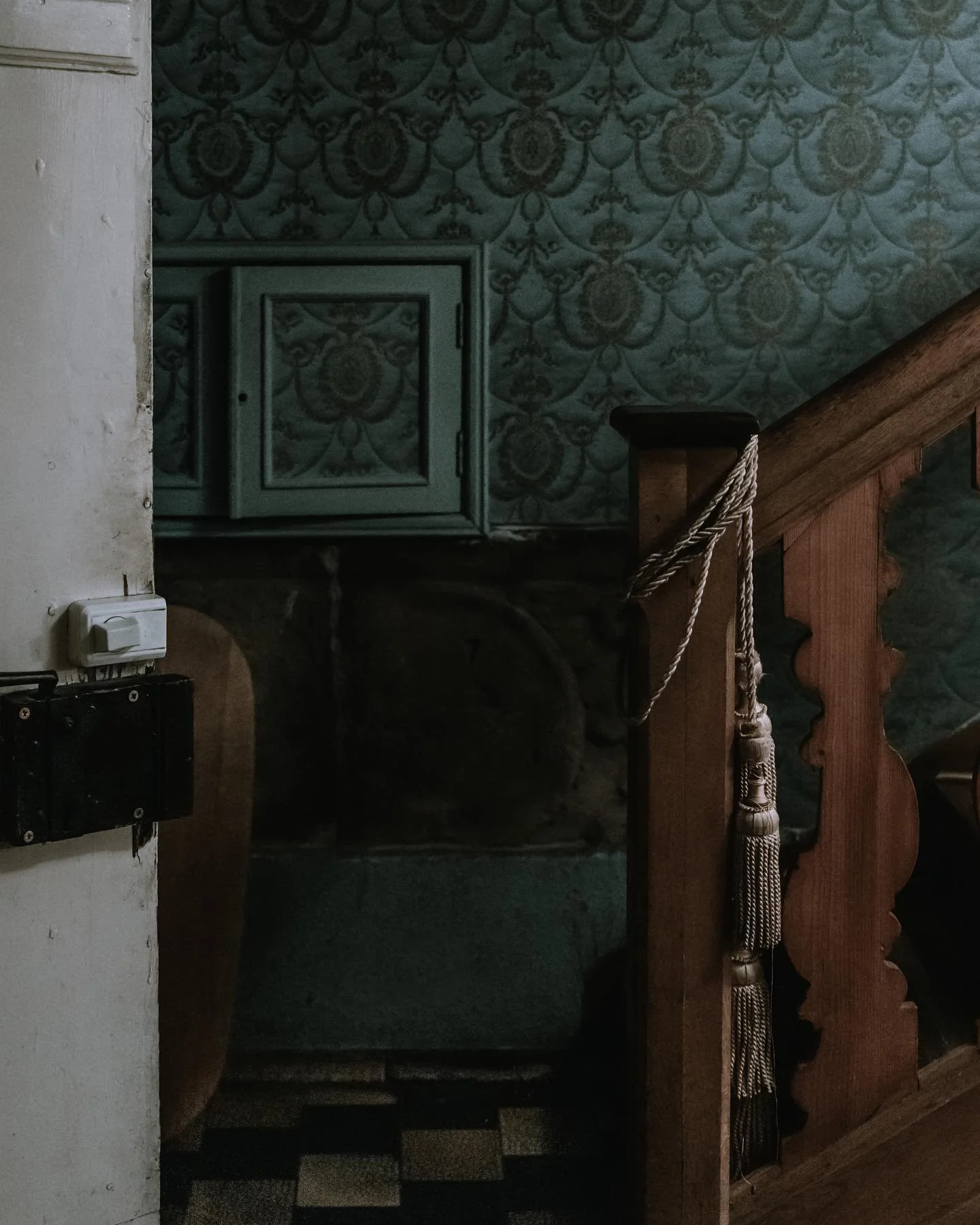 Just a door 🚪 and some stairs. But the combination of that light and the structure had me at first sight. 

#restaurantbenedikt #quedlingburg #harz #retro #stairway #shotoniphone #arcitecture