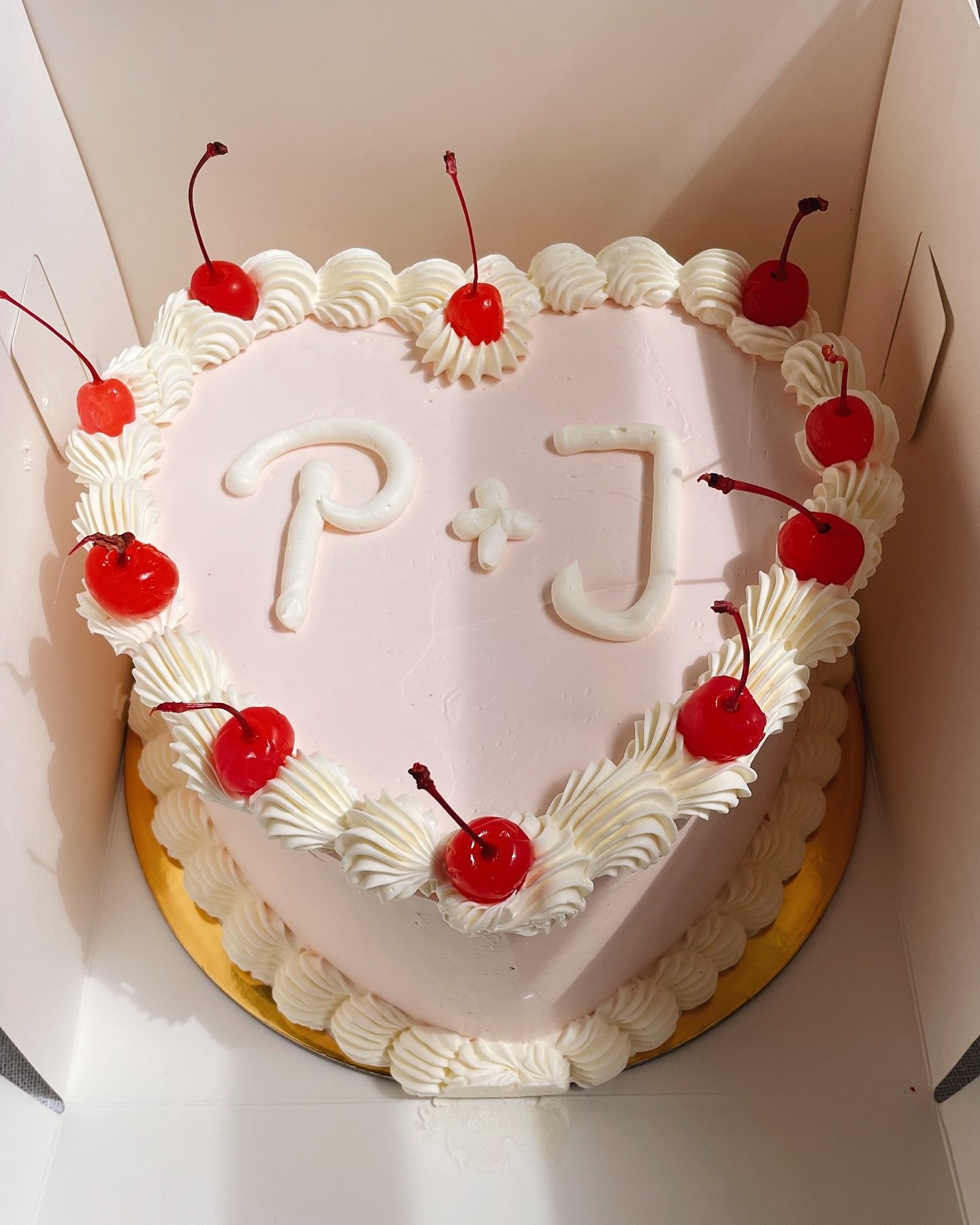 A cake for lovers 💓 alles Gute zur Hochzeit, Pauline &amp; Johannes 💫 

 #cakelove #colognefoodguide #liebedeinestadt #colognefood #kaffeeundkuchen #konditorei #k&ouml;ln #k&ouml;lnbloggt #thisiscologne #kuchenliebe#dessert #foodlovek&ouml;ln #food