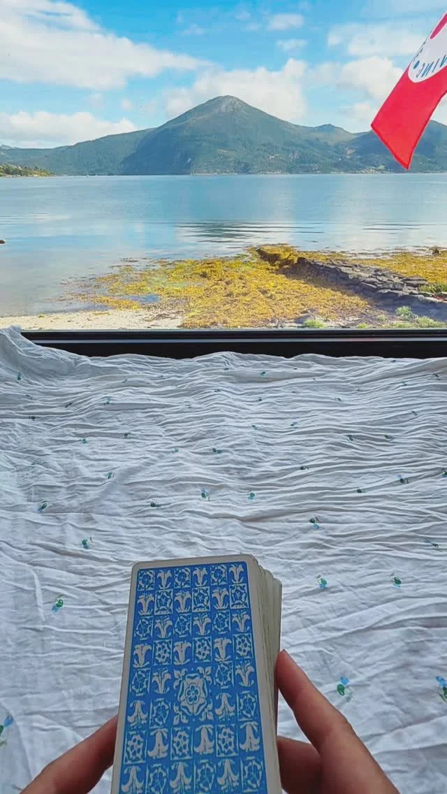 Når vi leser energi gjør vi det alltid fra vårt eget perspektiv.
Dette er en kollektiv reading.
Jeg lukker den største boka i livet mitt og gjør meg klar for en helt ny bok 😍
Jeg har hatt utfordringer med å