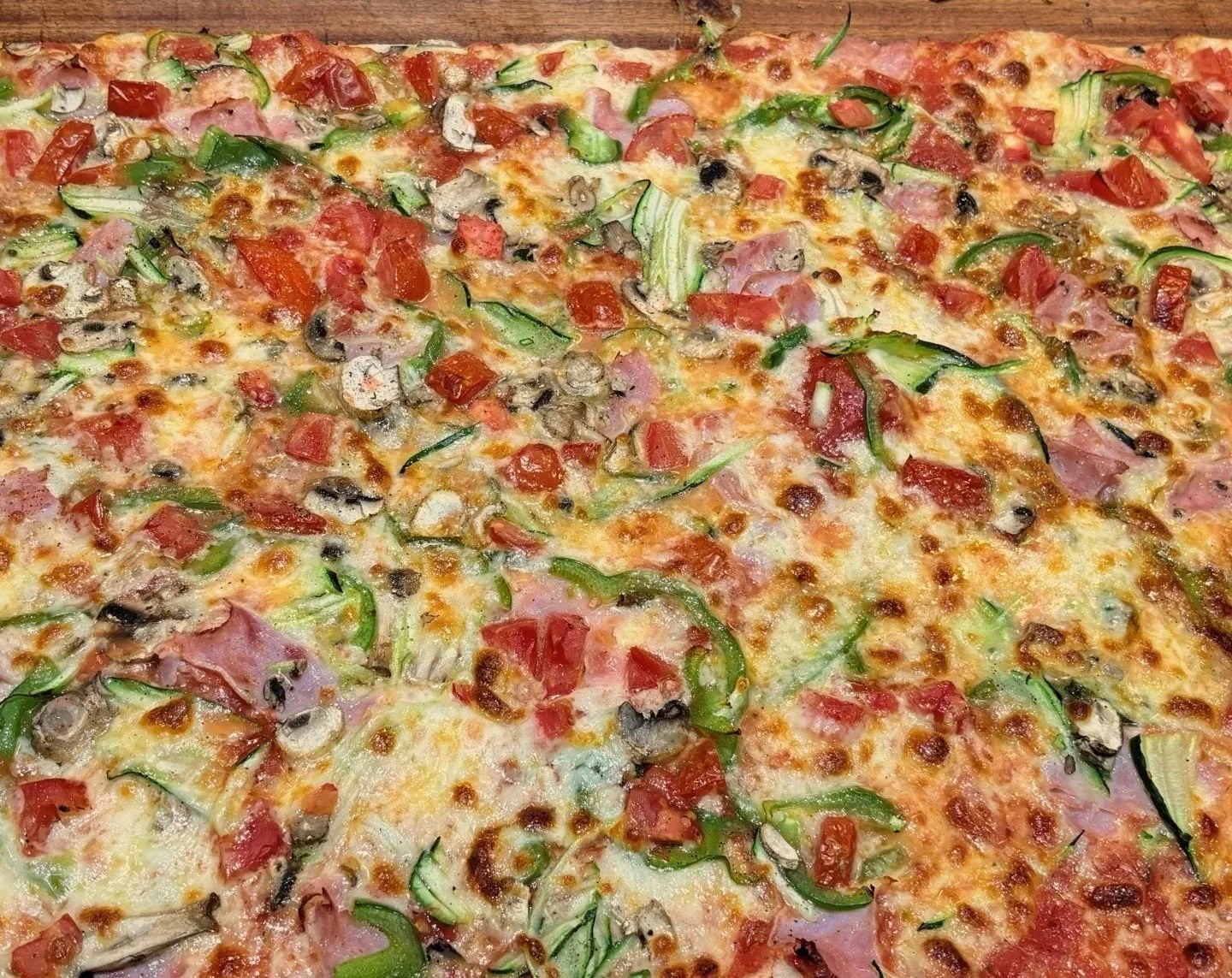 Meet Capricciosa — a little bit playful, a little bit classic.
Veg mix, cooked ham, and plenty of personality.
For when you just can’t decide… and want everything on one slice ๐๐
#pomodoropizza #capricciosa #pomodoromoments #piz