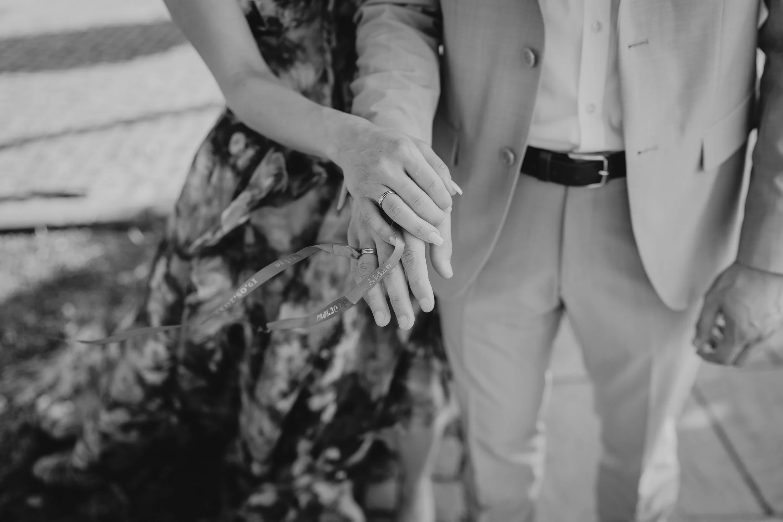 Detailfoto der Verlobungsringe eines Paares in Hannover Herrenhäuser Gärten Hochzeitsfotograf Hannover