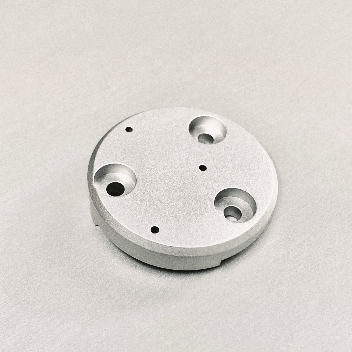 Bouchon diam&egrave;tre 30mm en aluminium usin&eacute; sur notre centre UGV Datron M8 Cube. Finition micro-bill&eacute;e.

#cncmachining #usinage #usinagecnc #cncporn #signaletique #datron #datroncnc #m8cube #datronm8cube #fraisagecnc #micromecanique