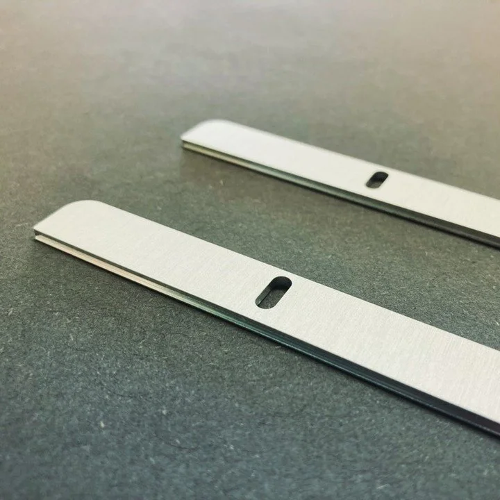 But&eacute;es de r&eacute;glage en aluminium anodis&eacute; 2mm usin&eacute;es sur table &agrave; d&eacute;pression.

#cncmachining #usinage #usinagecnc #cncporn #signaletique #datron #datroncnc #m8cube #datronm8cube #fraisagecnc #micromecanique #dat