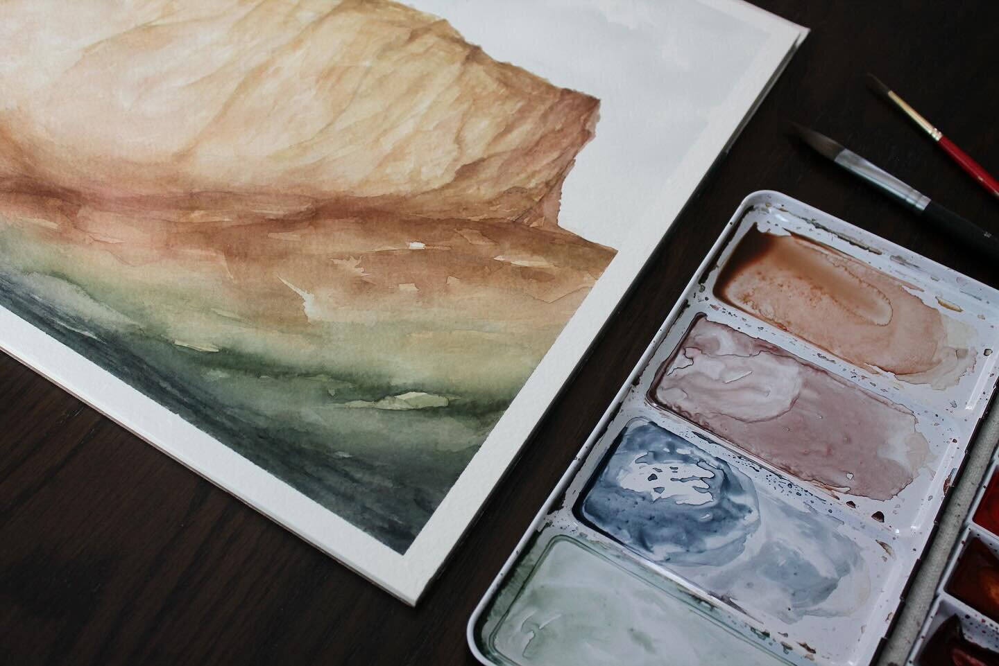 I vowed to play with more colors this year (my dark gray blue is almost out&hellip;) and focusing on desert rocks has really brought out some fun new palettes.

Swipe for my favorite watercolor texture 🎨

#watercolor #watercolors #watercolorart