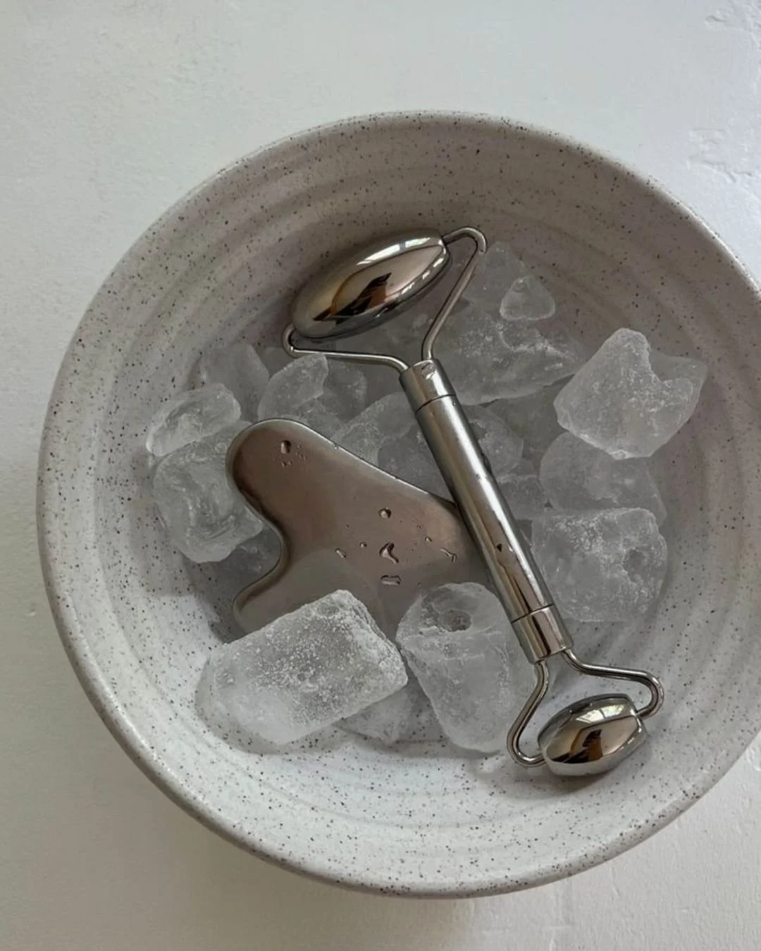 Puffiness? Tension? Tired skin? Roll it out.

Ice rollers help de-puff, tighten, and wake up the skin while boosting circulation and soothing inflammation. 

Think: a cold brew for your face ;)

Join our panel for a chance to test facial tools like t