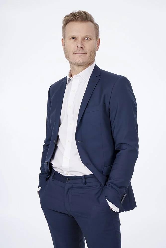 Profilbild CV man kavaj studio ljus bakgrund