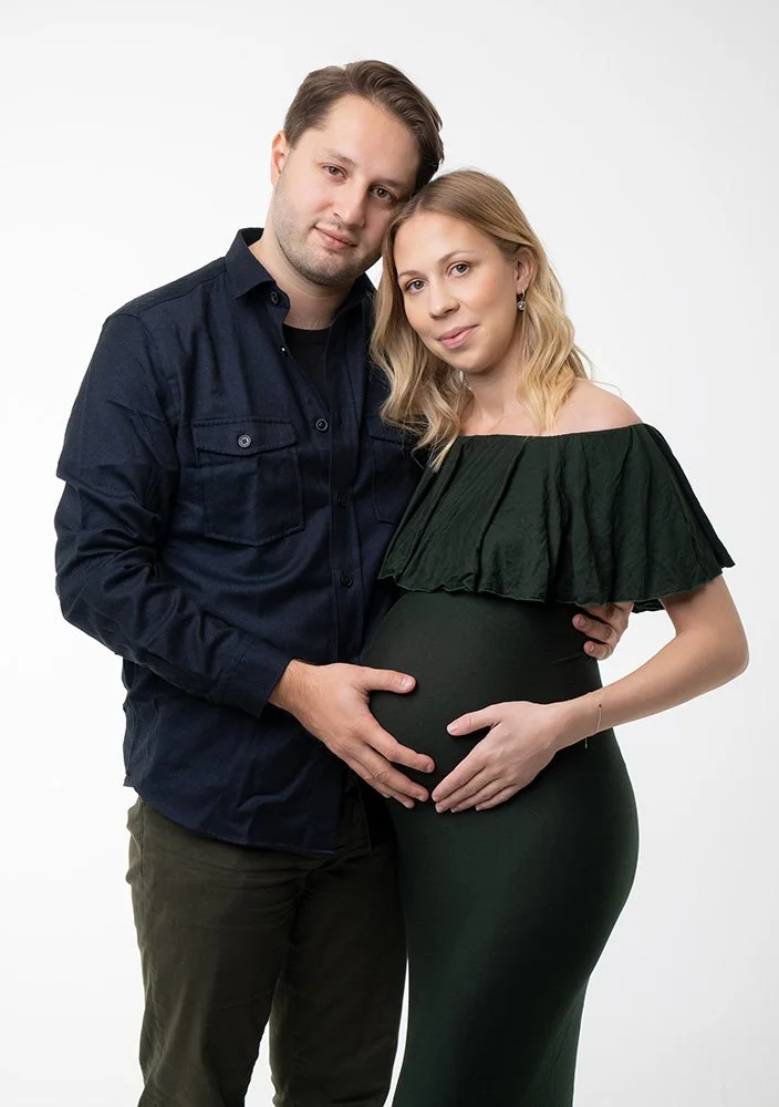 Gravidporträtt fotostudio grön klänning med partner