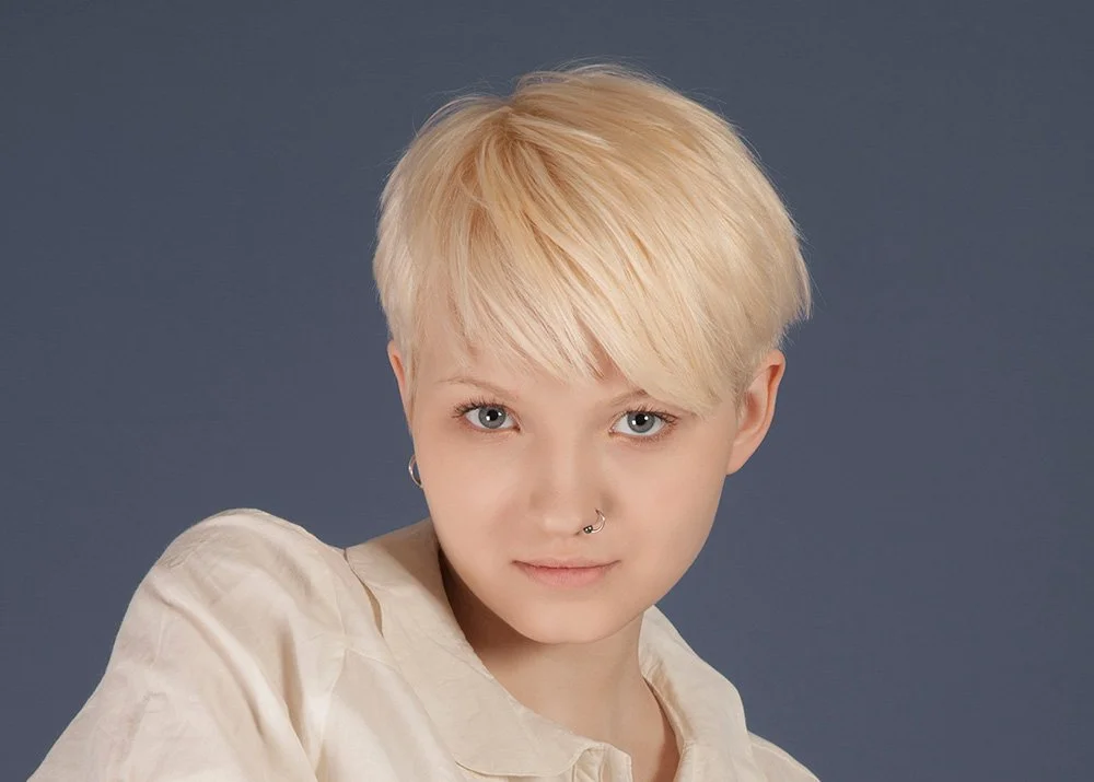 Porträttfoto tjej studio blå bakgrund
