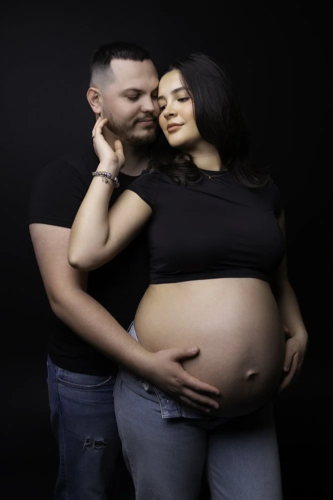 Gravidfotografering par gravidmage i studio